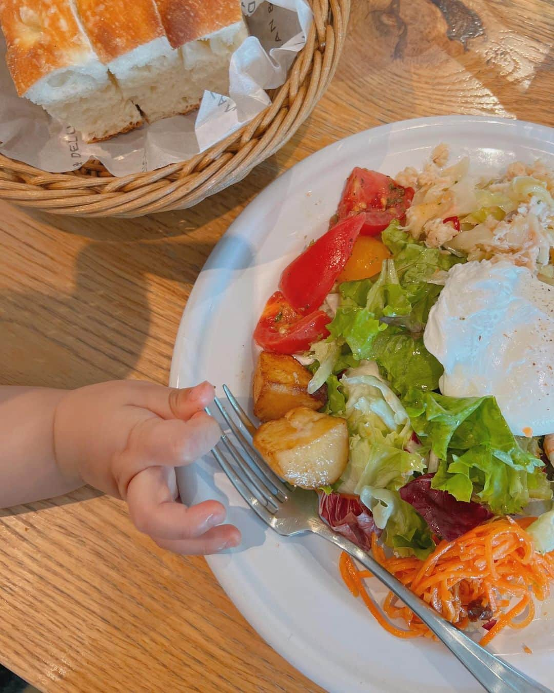 HALCAのインスタグラム：「🥗🥯🥂 気に入ったらまたすぐ行っちゃうタイプ。 パンは娘に取られちゃうけど(←美味しいよね〜) 一緒に食事を楽しめるのはとても嬉しいこと。 子連れで行きやすい飲食店を選ぶようになったけど やっぱり私自身がわくわくしていないと！ それも食育に繋がるよね？なんて。 #deananddeluca #deananddelucacafe」