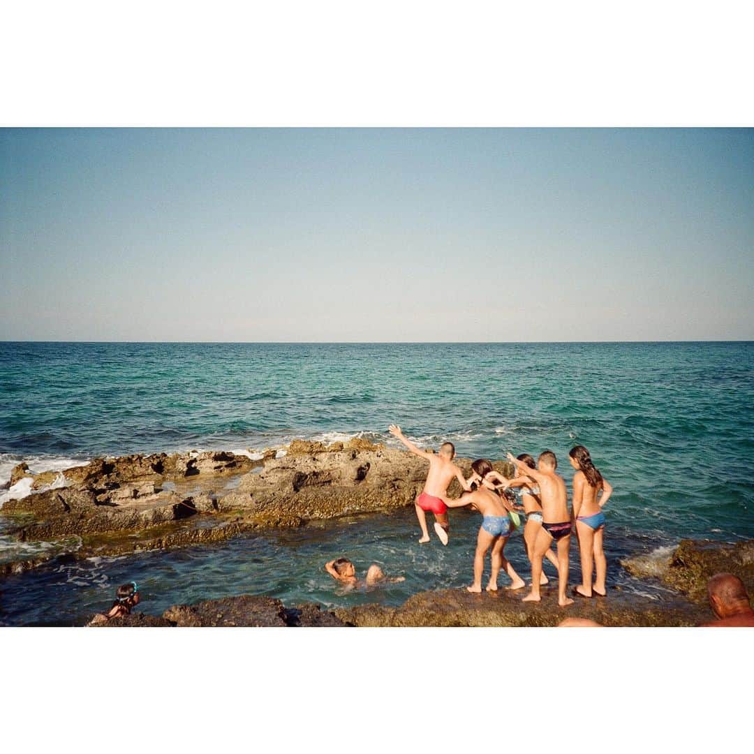 ペ・ジョンナムのインスタグラム：「다이빙 필름사진 📸🎞️🤿🏊🏻‍♂️🌊🩲👙🩳🩱#노보정노필터 #rollei35classic #배작가」