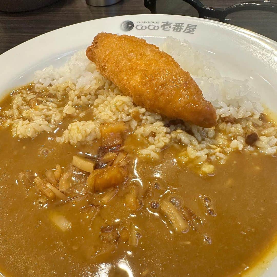 西寺郷太のインスタグラム：「スタジオREC の合間に CoCo壱。音楽パートナーのゆう大とエンジニアのカネちゃんは、夏のスパイスカレー的なメニューを頼んでいたが、僕は最近フィッシュフライを一個だけトッピングするのが好きなのでそれをオーダー。  カレーは作るのも食べるのも好きで、だいたいどんなカレーも美味しいなと思ってしまうタチ。  高校生の頃は学食のチキンカツ・カレーが大好きだった。僕の高校（京都成章）は通常では信じられないくらいの山の斜面を整地して作られた学校で、スキー場ならば100％リフトで登るような最も高い場所に学食があった。  確か２年生の一部のクラスはその最高層に教室があり、普段の学校生活では面倒臭いこと甚だしい場所なのだが、唯一昼休みだけは「横」に走るだけで学食に行けるアドバンテージがあった。腹を空かした高校生にとって、長蛇の列に並ばず昼メシが食べれるメリットは計り知れない。  最悪なのが三層ある真ん中に建つ校舎の３階などのクラスだ（一番低い層は体育館などなのであまり関係がない）。４時間目の授業が終わると思い切り階段を転がるように駈け下り、その後最上層に向かって心臓破りの上り坂か階段を猛ダッシュせねばならない！  まるで新年のニュースでよく見る西宮神社の福男選びの競争のように……。押し合いへし合いながら第二次ベビーブーマーまっただ中の大量の高校生が、大軍となり走る３０年以上前の光景や息づかいが、こうやって文字にすることで心臓にまで蘇ってくる。  正直、様々なルールにがんじがらめだった高校時代にあまり良い想い出はない。ただ学食のラーメンもカレーもめちゃくちゃ美味しかったことは覚えている。  ついでに連想で思い出した。同じ学年で別のクラスの担任、英語教師の秋田先生が卒業文集の寄せ書きみたいなページに書かれた座右の銘のこと。  他の先生たちが「君たちが未来を作る！」みたいな美辞麗句を並べる中で、彼だけが何故か「所詮、人生プラスマイナスゼロ！」と記していることに僕は悪い意味で驚いた。これから上京し、やったるで！と夢を持ち羽ばたいていく気分だった１８歳の自分にとって冷や水を浴びせるような言葉に思えた。「なんちゅう悲観的なメッセージ書くんだ」と憤慨したことを思い出す。卒業後は秋田先生と会うこともなかったが、ずっとその言葉はココロのどこかに刻まれていた……。  ただ最近歳を重ねて「あれ？もしかして違うのかも？」と思いはじめてきた。  「所詮、人生プラスマイナスゼロ！」。どんないいことがあっても、同じくらい悪いこともある。だけど、逆も同じ。人生はプラスマイナスゼロなんだから、やりたいことがあるなら全力でやったり、ともかく思い切り生きてみろよ！失敗したってしれてるぜ！という彼なりのハッパの掛け方だったのでは？と。  CoCo壱 のカレーと高校の学食のカレーの味が実際に似ている、とかそういう意味ではないのだが、一種大人の学食的なムードを僕がこのチェーン店に感じているから連鎖した記憶なのだろうか。関係ない話をつらつらと書き連ねてすんまへん、そんな今日こそサラダ記念日。」