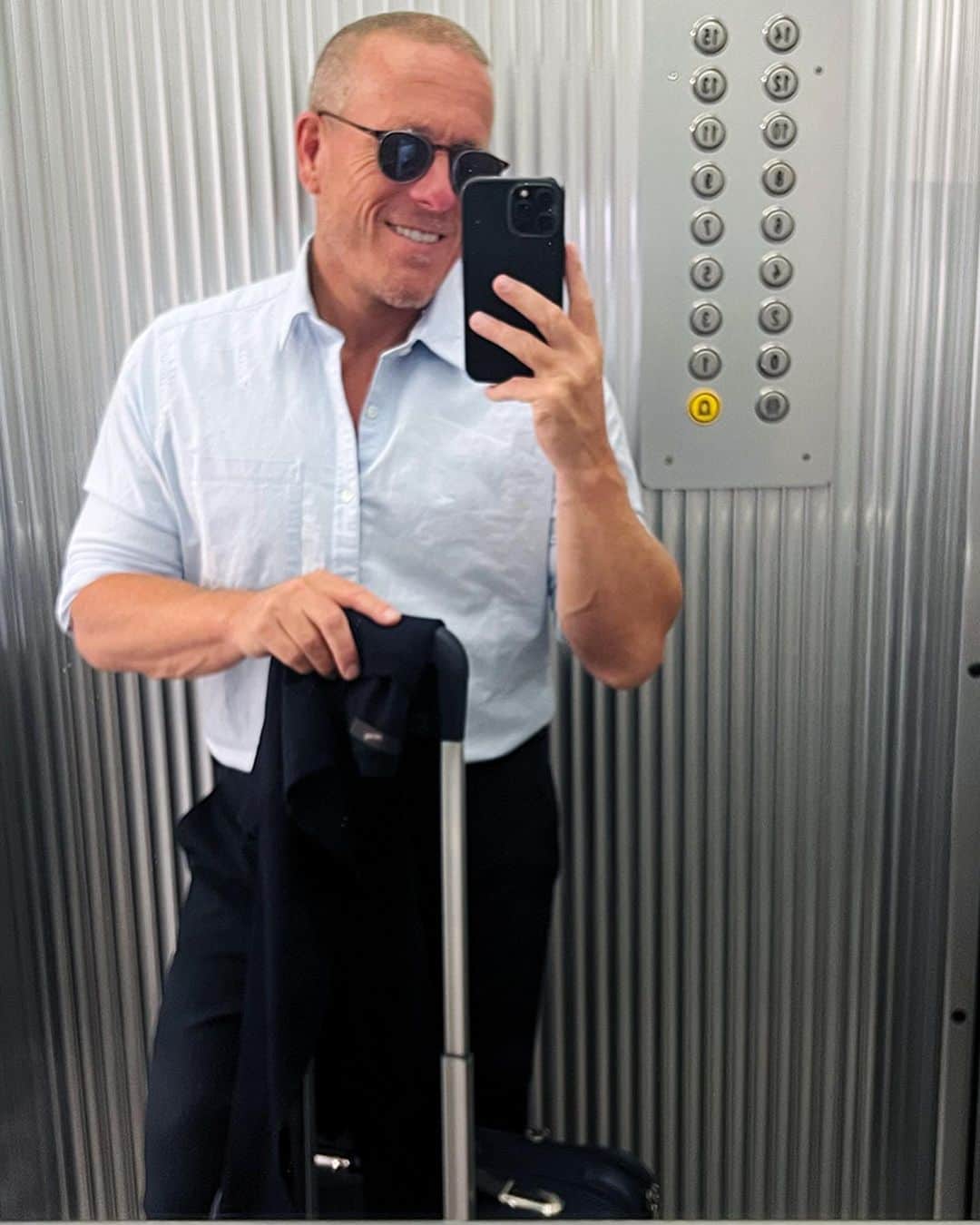 スコット・シューマンのインスタグラム：「I’ve been traveling as a photographer for almost twenty years now and have my packing game down to a science. As @emigretravel says, always travel sharp and work smart, which works for me. #emigretravel #travelsharp #worksmart」