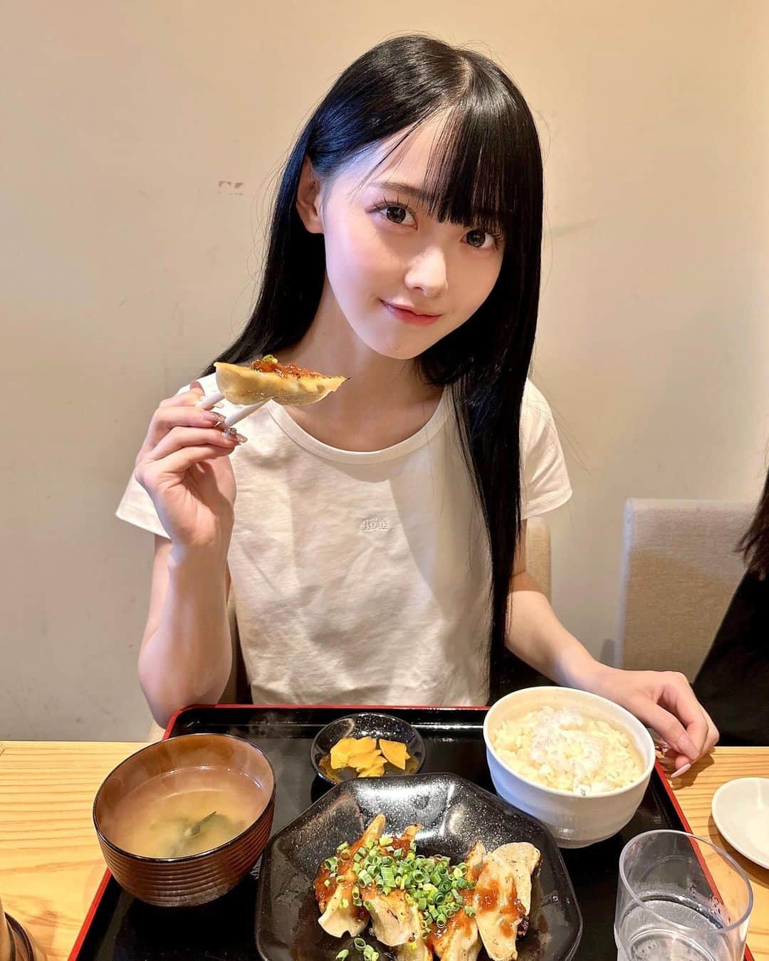 松本ももなさんのインスタグラム写真 - (松本ももなInstagram)「食べる子すきっ？🍙🥟  美味しいの食べてる時 しあわせだよねー♡  栃木県に行った時に🥟 餃子食べたよぉぉ♡本場は美味しすぎた！  君の好きな食べ物おしえて欲しいな♡ 🎶教えてあなたの好み(食べ物編)～🍙  オフ感みのお写真あげるどうぞ💞  #roin #ロワン#tシャツコーデ #tシャツ #‪Tshirt #高嶺のなでしこ #타카네노나데시코 #takanenonadeshiko #餃子 #おパリ #おパリ女子 #きょコ #オフ感 #彼女感 #japanesefood」7月14日 23時42分 - momona.1012