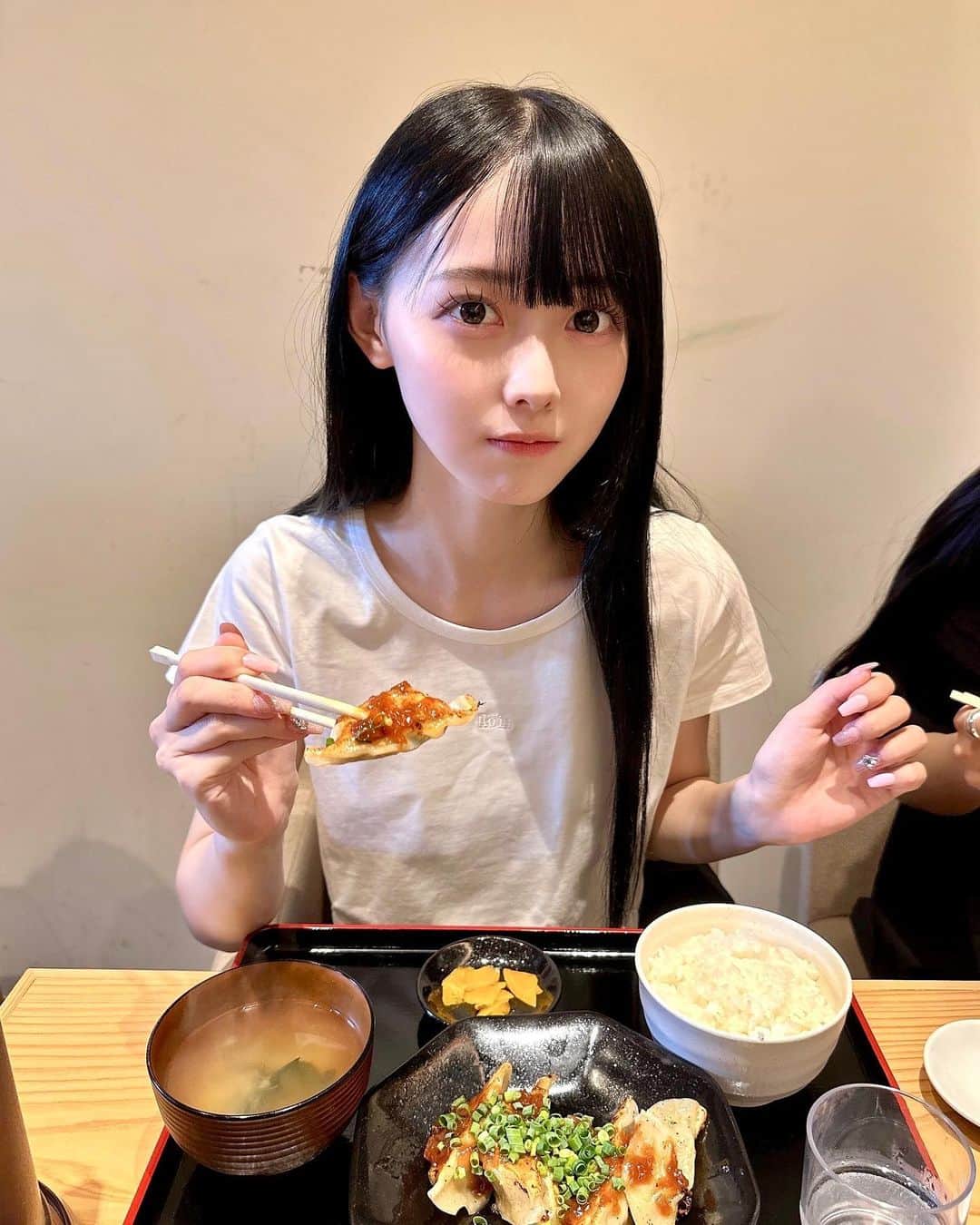松本ももなさんのインスタグラム写真 - (松本ももなInstagram)「食べる子すきっ？🍙🥟  美味しいの食べてる時 しあわせだよねー♡  栃木県に行った時に🥟 餃子食べたよぉぉ♡本場は美味しすぎた！  君の好きな食べ物おしえて欲しいな♡ 🎶教えてあなたの好み(食べ物編)～🍙  オフ感みのお写真あげるどうぞ💞  #roin #ロワン#tシャツコーデ #tシャツ #‪Tshirt #高嶺のなでしこ #타카네노나데시코 #takanenonadeshiko #餃子 #おパリ #おパリ女子 #きょコ #オフ感 #彼女感 #japanesefood」7月14日 23時42分 - momona.1012