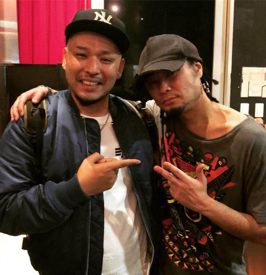 大江健次さんのインスタグラム写真 - (大江健次Instagram)「Diggy'Moさん⚡️ 超越し過ぎているスキルと音楽性、まるで楽器を奏でているかのような耳障り痛快のラップ。まさに唯一無二、半端じゃないラップメガモンスターです🔥  出会いはまさかのmckjの『誤解』 Diggyさんが好き過ぎてDiggy節を入れたんです。 そのあとblock FMのラジオに呼んでくださった時に Diggyさんの思いを番組で語ったら、 MCのPOWDA氏が縁を繋いでくださって🌸  そこからライブ観に行ったり、僕らのルミネtheよしもとの単独ライブにも遊びに来てくれたりのご縁に発展しました🙏  とあるmckj LIVEにて。キャパ30人くらいのイベントに突然現れた時はマジでビビりましたけど🤣  ほんと真のアーティストで、ユーモアもたっぷりあって、全行動に色気と漢気があってほんと大好きな人です🔥  またゆっくりお話ししたいすね🎙️🧢⚡️  ちなみに我々養成所時代の卒業公演のダンスの曲は SOUL'd OUTさんのウェカピポでした笑。  #こりゃめでてーな #mckj #DiggyMo #soldoutcrew #HIPHOP #ラップ #何も失わずに手に入れたものなど #くれてやる #きっとかけがえのないものほど #すぐ傍にあるものさ #ヒェ #ブラアッァァァァァ」7月14日 23時42分 - mckj_hagestagram