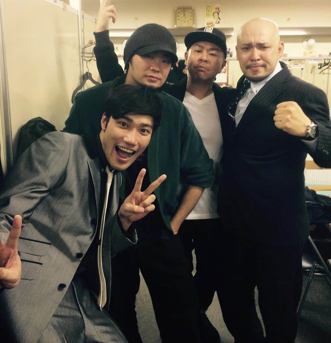 のインスタグラム：「Diggy'Moさん⚡️ 超越し過ぎているスキルと音楽性、まるで楽器を奏でているかのような耳障り痛快のラップ。まさに唯一無二、半端じゃないラップメガモンスターです🔥  出会いはまさかのmckjの『誤解』 Diggyさんが好き過ぎてDiggy節を入れたんです。 そのあとblock FMのラジオに呼んでくださった時に Diggyさんの思いを番組で語ったら、 MCのPOWDA氏が縁を繋いでくださって🌸  そこからライブ観に行ったり、僕らのルミネtheよしもとの単独ライブにも遊びに来てくれたりのご縁に発展しました🙏  とあるmckj LIVEにて。キャパ30人くらいのイベントに突然現れた時はマジでビビりましたけど🤣  ほんと真のアーティストで、ユーモアもたっぷりあって、全行動に色気と漢気があってほんと大好きな人です🔥  またゆっくりお話ししたいすね🎙️🧢⚡️  ちなみに我々養成所時代の卒業公演のダンスの曲は SOUL'd OUTさんのウェカピポでした笑。  #こりゃめでてーな #mckj #DiggyMo #soldoutcrew #HIPHOP #ラップ #何も失わずに手に入れたものなど #くれてやる #きっとかけがえのないものほど #すぐ傍にあるものさ #ヒェ #ブラアッァァァァァ」