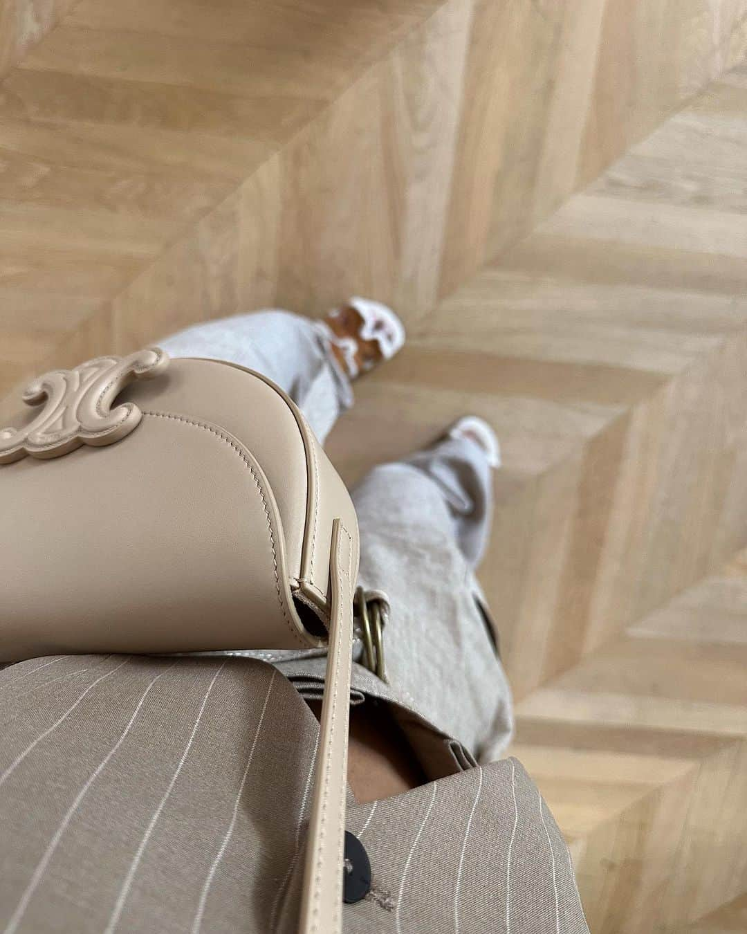 sananasさんのインスタグラム写真 - (sananasInstagram)「All beige 🐵je pourrais vivre dans des pantalons en lin l’été ! C’est quoi la pièce préférée de votre dressing quand il fait chaud ?  Bon long week end loves 🫶🏻! Vous avez prévu un truc ?」7月14日 23時43分 - sananas2106