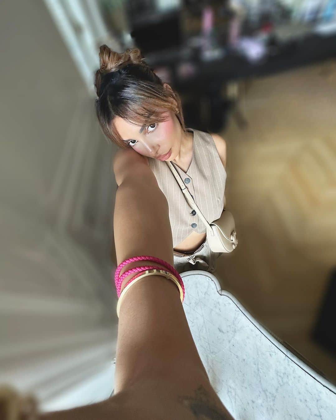 sananasさんのインスタグラム写真 - (sananasInstagram)「All beige 🐵je pourrais vivre dans des pantalons en lin l’été ! C’est quoi la pièce préférée de votre dressing quand il fait chaud ?  Bon long week end loves 🫶🏻! Vous avez prévu un truc ?」7月14日 23時43分 - sananas2106