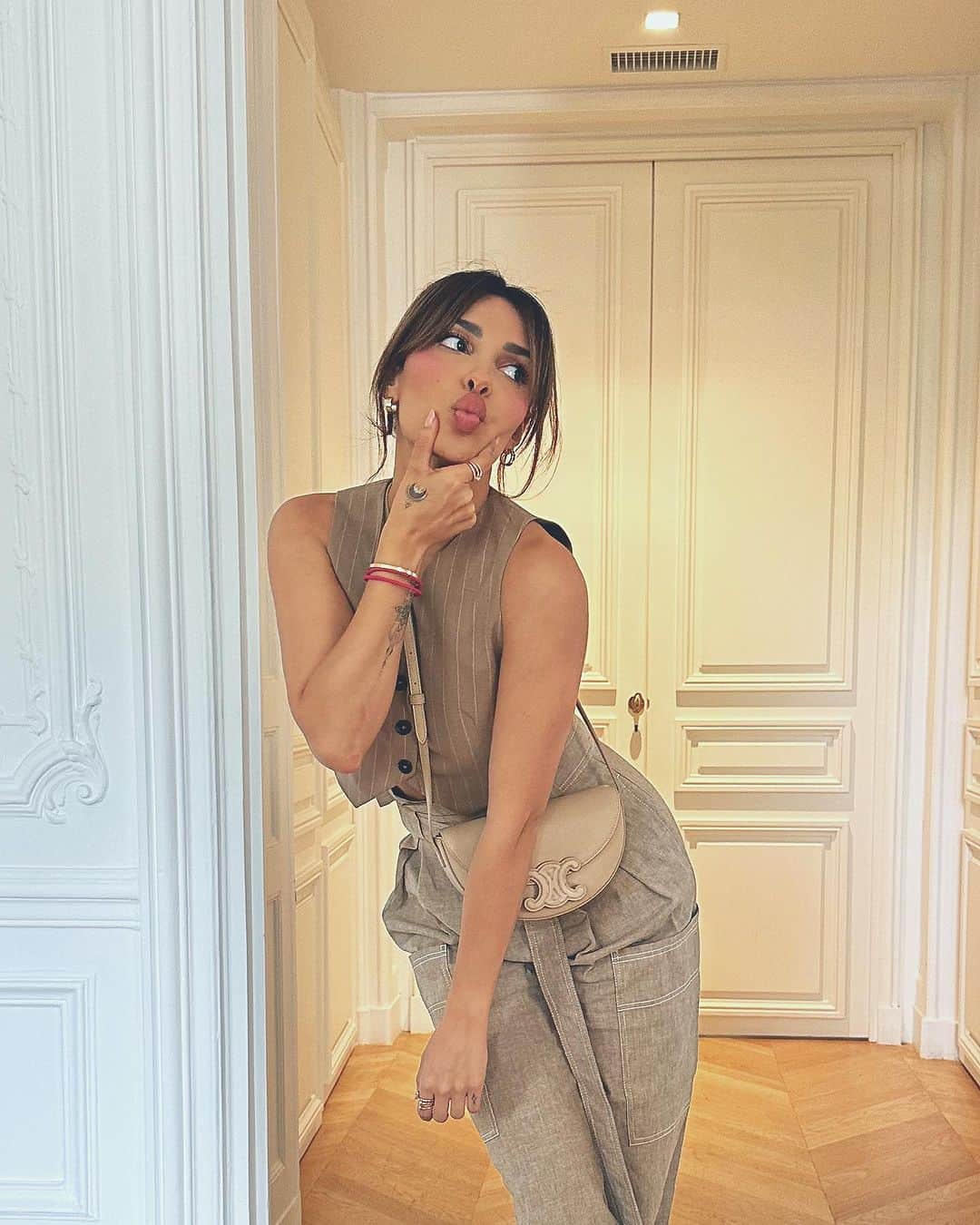 sananasのインスタグラム：「All beige 🐵je pourrais vivre dans des pantalons en lin l’été ! C’est quoi la pièce préférée de votre dressing quand il fait chaud ?  Bon long week end loves 🫶🏻! Vous avez prévu un truc ?」
