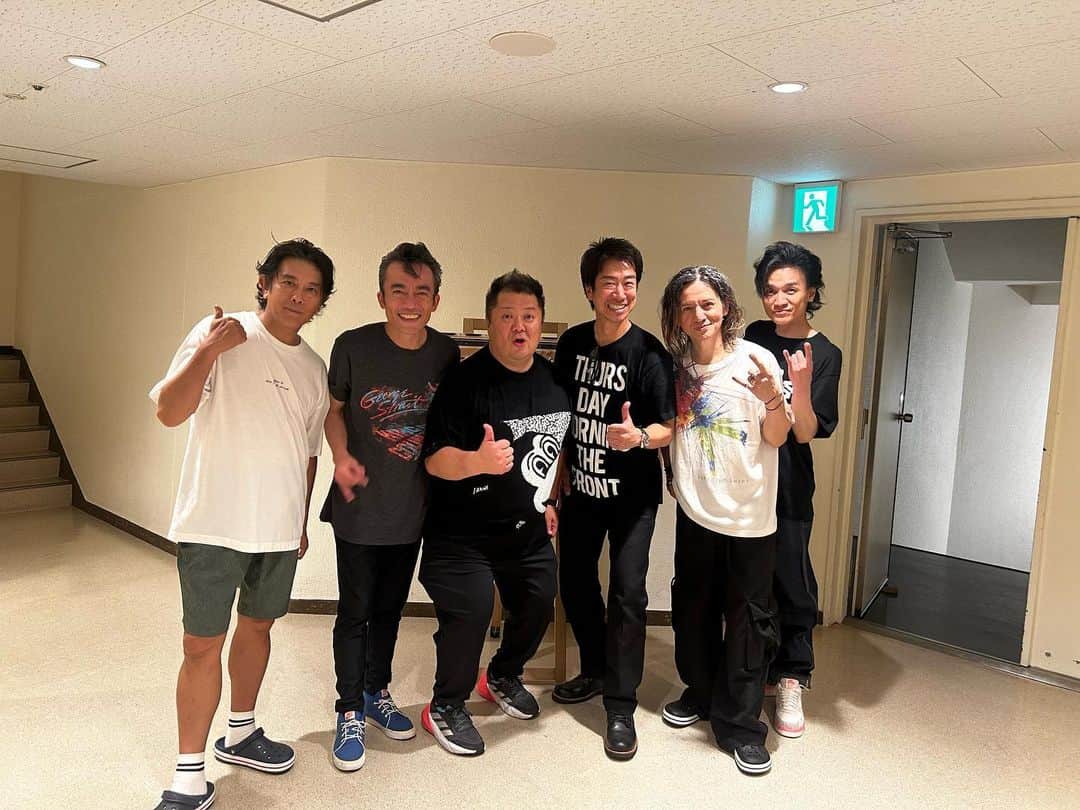 小杉竜一（ブラマヨ）のインスタグラム：「先日、男闘呼組のライブに行かせてもらいました！最高✨ みなさんのパフォーマンスもそうだし、お客さんの愛も半端なかった… この感動と共にイケオジだらけの写真をどうぞ！ #男闘呼組 #rockonsocialclub」