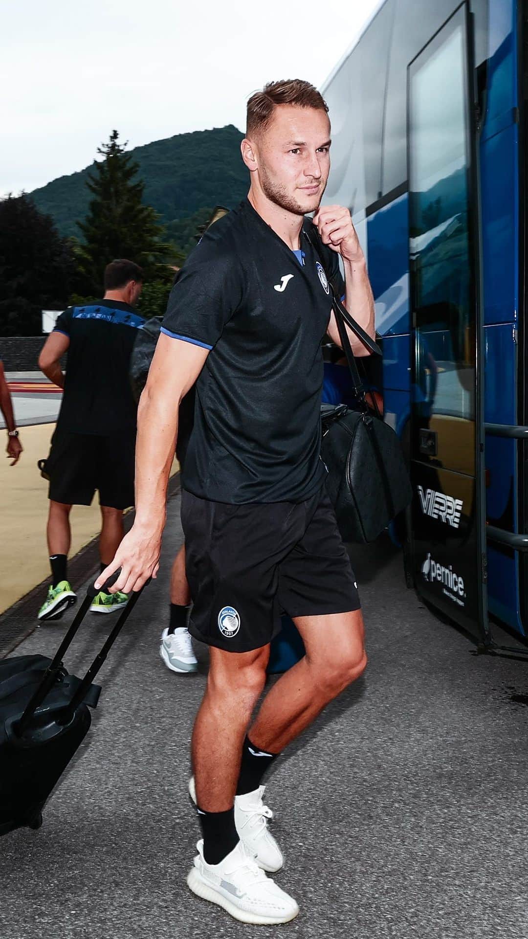 アタランタBCのインスタグラム：「Arrivati a Clusone 📍  Arrived in Clusone 🏔️  #GoAtalantaGo ⚫️🔵」