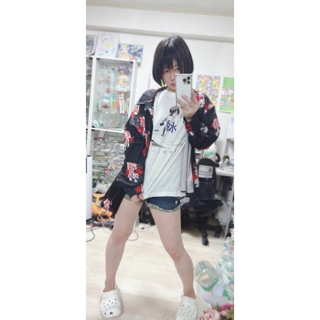 ジョニー大蔵大臣のインスタグラム：「「山本直樹×水中、それは苦しいTシャツ」 モデル: うしじまいい肉 @prdtrt_shop  直樹さんご本人も「自分のマンガから飛び出してきたかのようで驚愕した」と評するうしじまさん。  Tシャツは「水中、それは苦しい×BASEオンラインショップ」で販売中です。 suichu.base.shop」