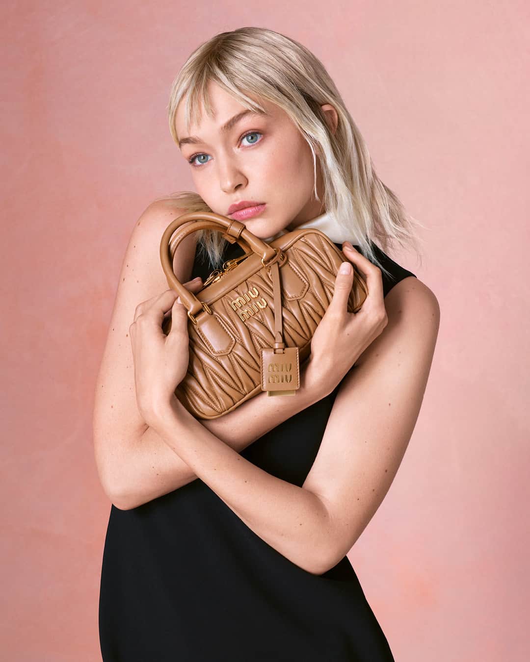 Miu Miuさんのインスタグラム写真 - (Miu MiuInstagram)「The Arcadie bag is characterized by signature matelassé, enriched with iconic embellishments contrasting the clean shape.   Featuring @GigiHadid. Photographed by @StevenMeiselofficial. Creative direction by @EdwardQuarmby. Styled by @LottaVolkova.  #MiuMiu #MiuArcadie」7月15日 0時00分 - miumiu