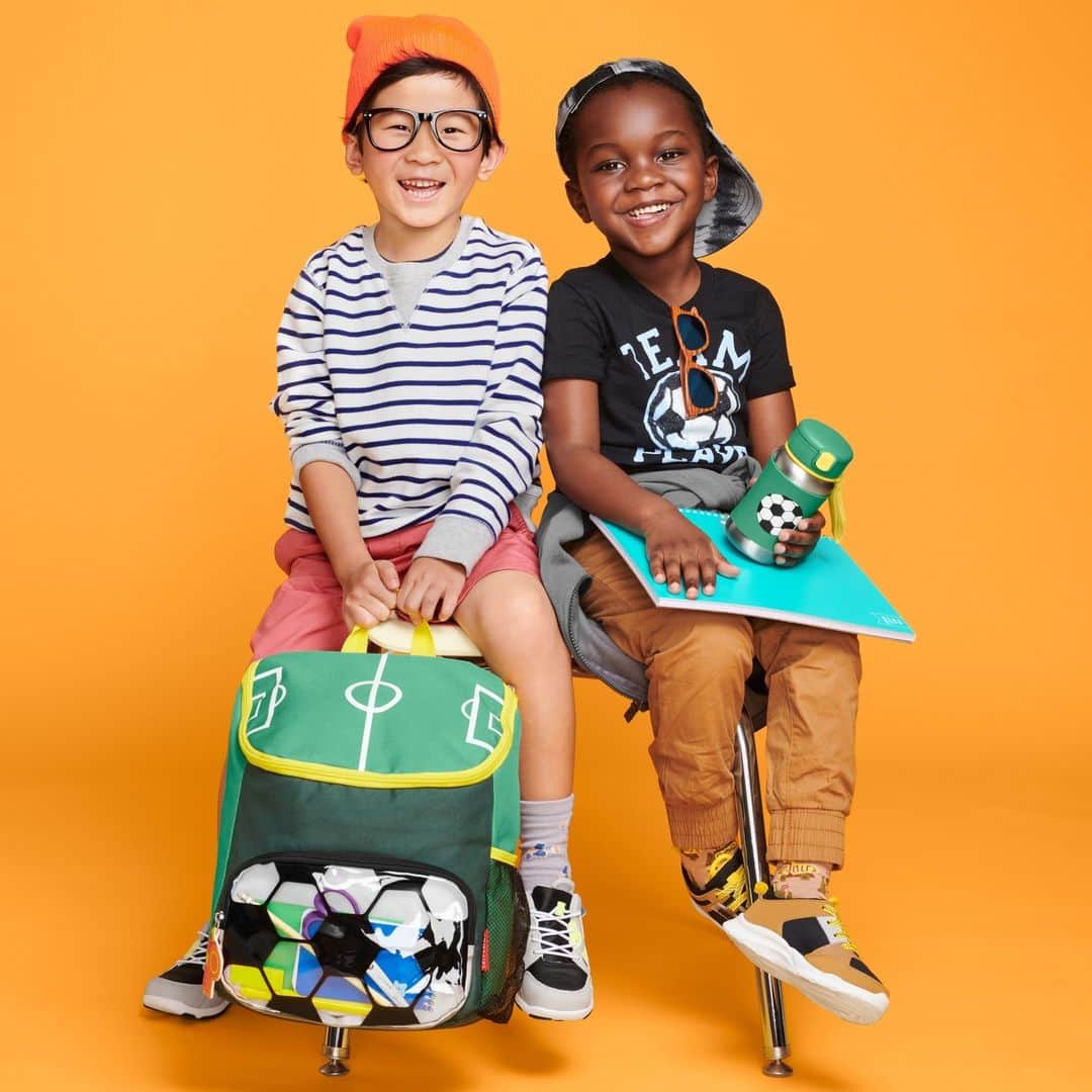 Skip Hopのインスタグラム：「Who's excited for back to school? 🙋 First day jitters fade away with a Spark Style pack & your bestie by your side! 🥰  #skiphop #musthavesmadebetter #backtoschool #kidsbags #kidsbackpacks #timeforschool」
