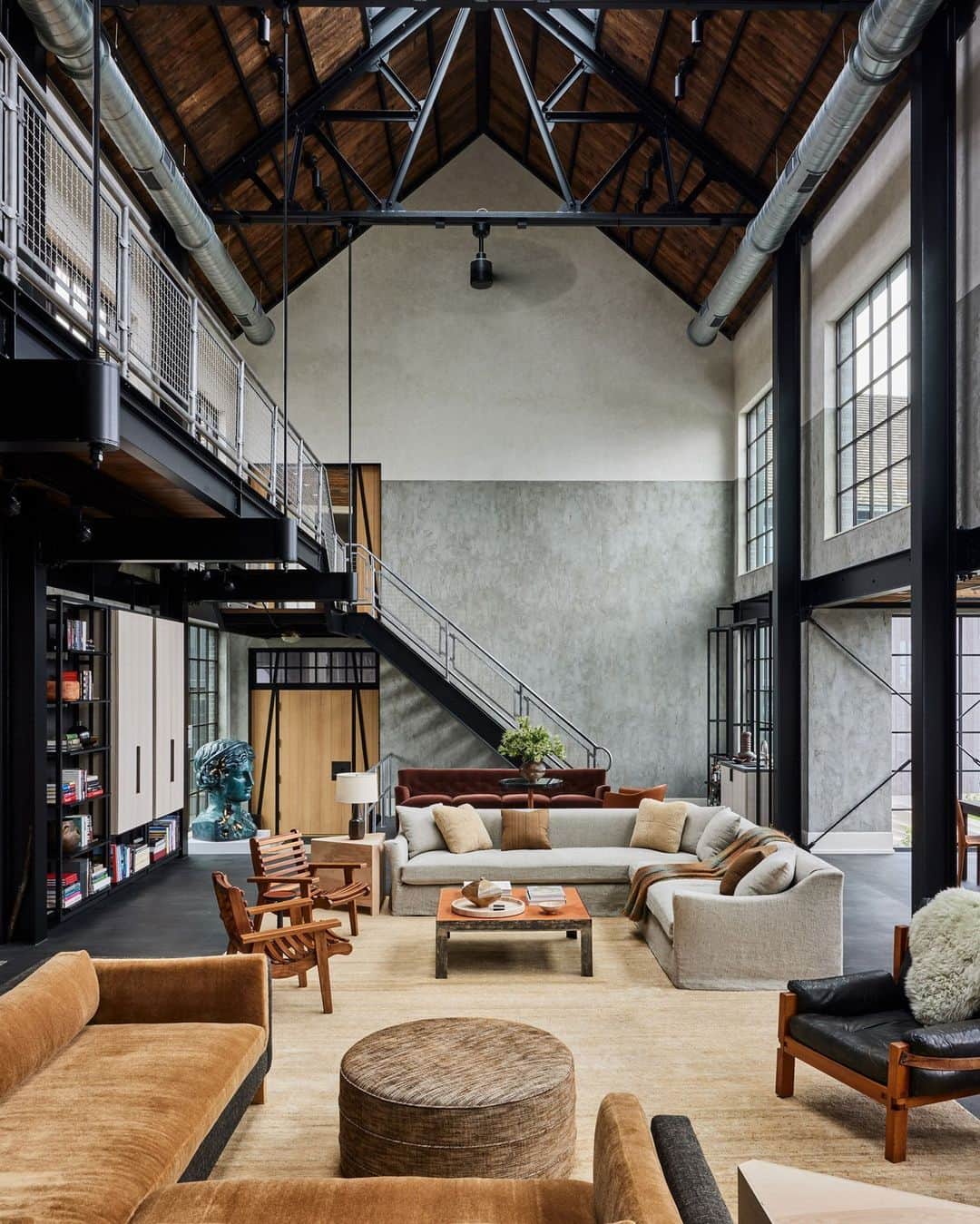 ELLE DECORさんのインスタグラム写真 - (ELLE DECORInstagram)「This Connecticut beach house, inspired by 19th-century English factories, takes “industrial chic” to the next level, a tier of over-the-topness that includes a pair of 50-foot-tall smokestacks outside. Interiors designers Amanda Jesse and Whitney Parris-Lamb (@jesseparrislamb), however, were brought in to give the home a softer touch. Here in the towering open-concept living area, that meant pleasing textures like those from a plaster wall finish and luxe fabrics by Dedar, Knoll, and Castel. “For many people this would feel like a very formal house,” says Jesse. “But with so much natural light flooding in—and the gorgeous views of the water—you automatically feel incredibly relaxed.”  Click the link in bio to tour the rest of this epic escape, as shown exclusively on elledecor.com. Written by @davidbryannash. Photographed by @nicole_franzen.」7月15日 0時00分 - elledecor