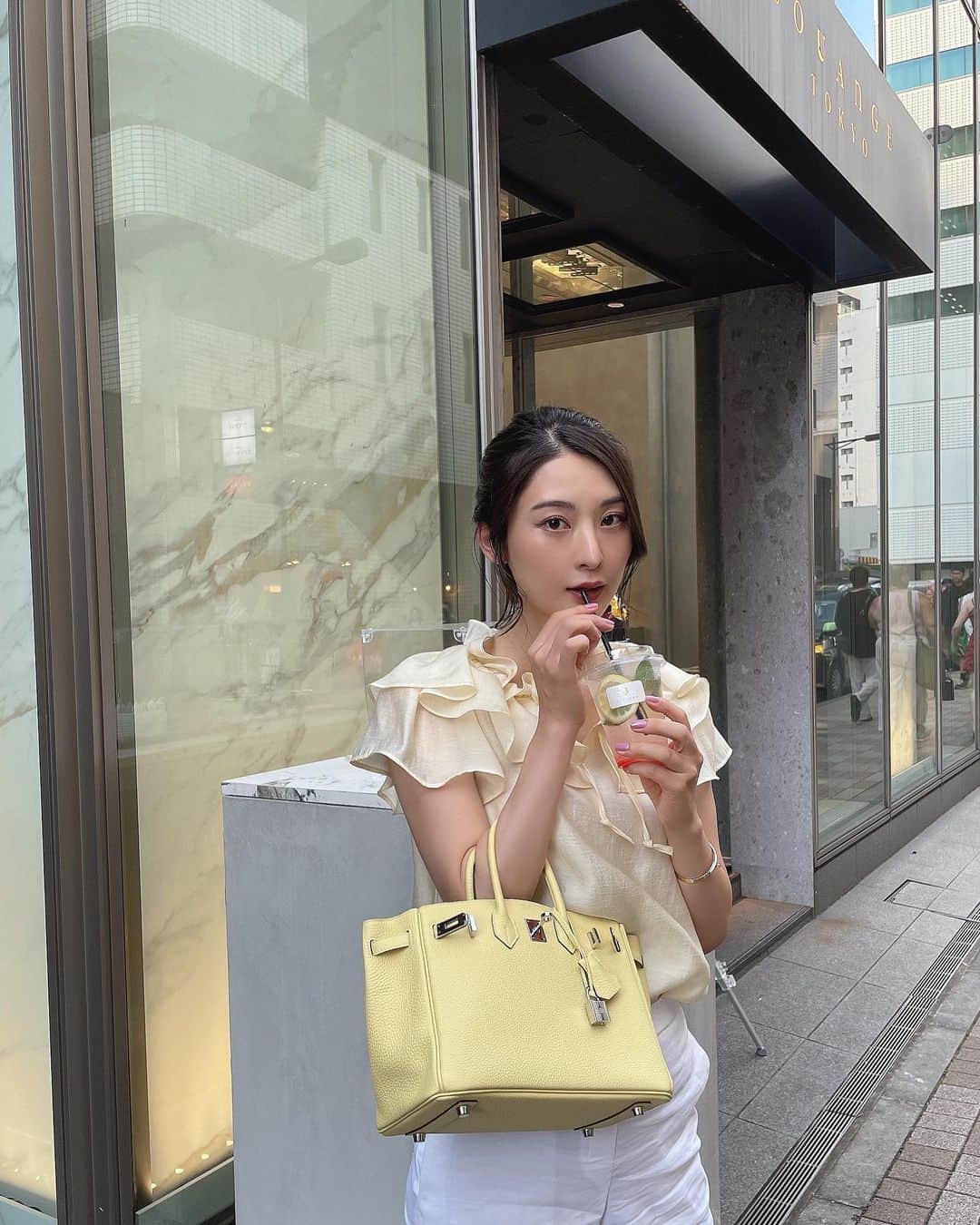 繭のインスタグラム：「ㅤㅤㅤ ㅤㅤㅤ LOUANGE TOKYO Le Museeの テイクアウトメニューをいただいてきました☺️  八ヶ岳野辺山高原のジャージー牛乳を使用した ミルクソフトにマンゴーソースがかかった 夏らしいミルクマンゴーパッション🍦 プチヌヌースをトッピングしてもらいました🧸 このミルクソフトがドストライクすぎて、 また絶対に食べに行く😮‍💨🩷🩷 ㅤㅤㅤ ピンクグレープフルーツとはちみつレモンの ピンクレモネードソーダ🍋 こちらもとっても美味しかったです🤤 見た目も可愛い爽やかなドリンクでした🍹 ㅤㅤㅤ @louange_tokyo @louangetokyo_lemusee  #銀座 #ルワンジュ東京 #ルワンジュ東京ルミュゼ #louangetokyo　#louangetokyolemusee #銀座スイーツ #食べ歩きスイーツ #映えスイーツ #followme #followmejp #followjp」