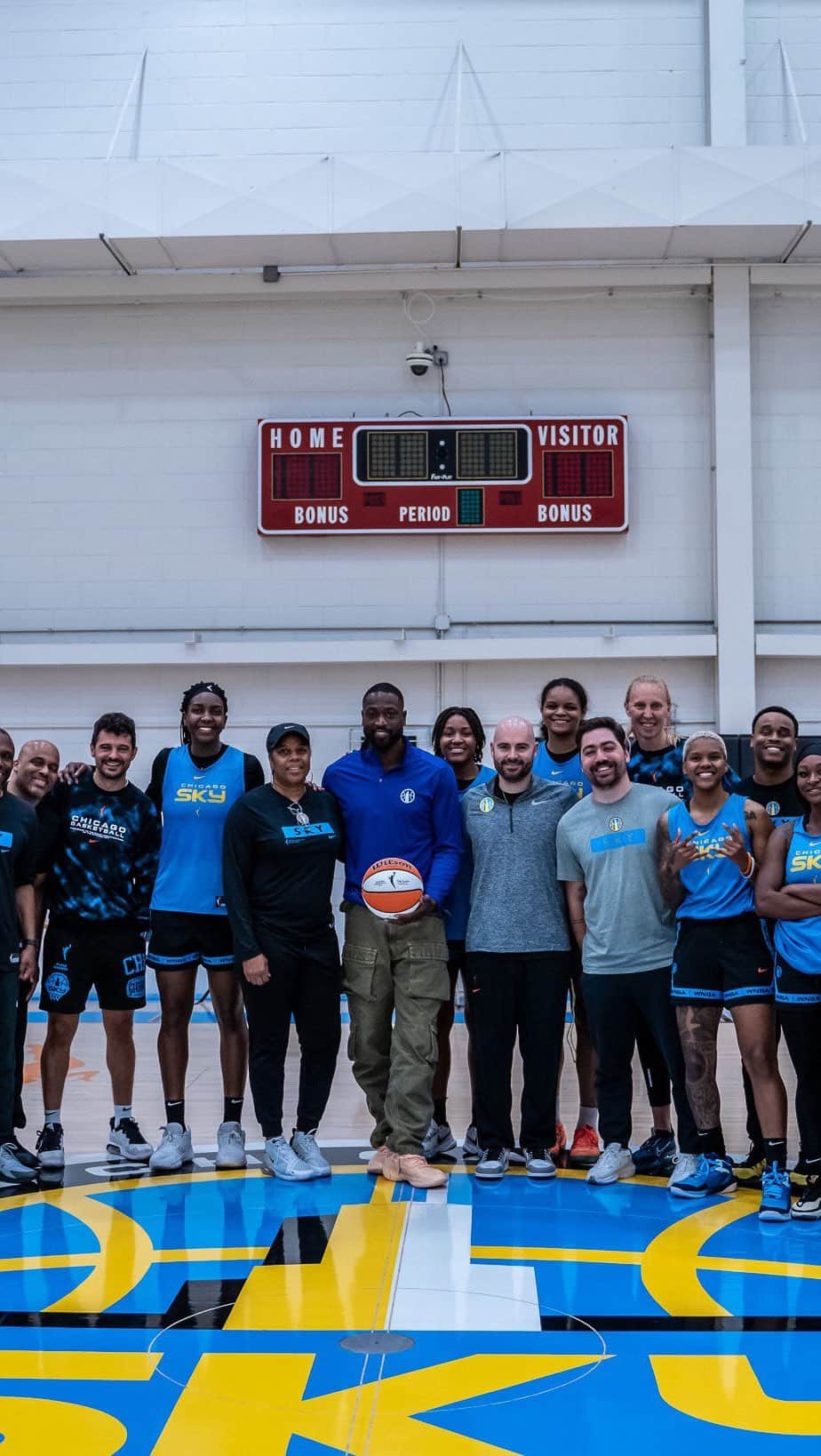 ドウェイン・ウェイドのインスタグラム：「It’s an incredible feeling being on this side of history. To see growth, on the business side, for something that I’ve been passionate about my whole life is an amazing feeling. There are amazing things happening in the @WNBA. It’s official! This is for the home team. #SkyTown @ChicagoSky」