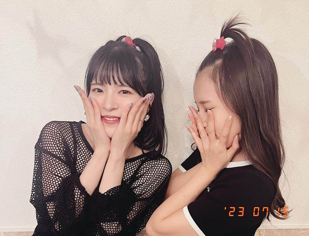 松崎博香のインスタグラム：「お誕生日おめでとう🎂🧡 まやちゃんに出会えて幸せだよ🫶🏻  これからも宜しくね🥺！！ だいすきー❣️  みんなも一緒にたくさんお祝いしようね❣️ 　 #スタマリ麻弥生誕祭2023 #HappyMayaDay2023  #STARMARIE #スタマリ #instagram #instagood #lll #fyp #selfie」