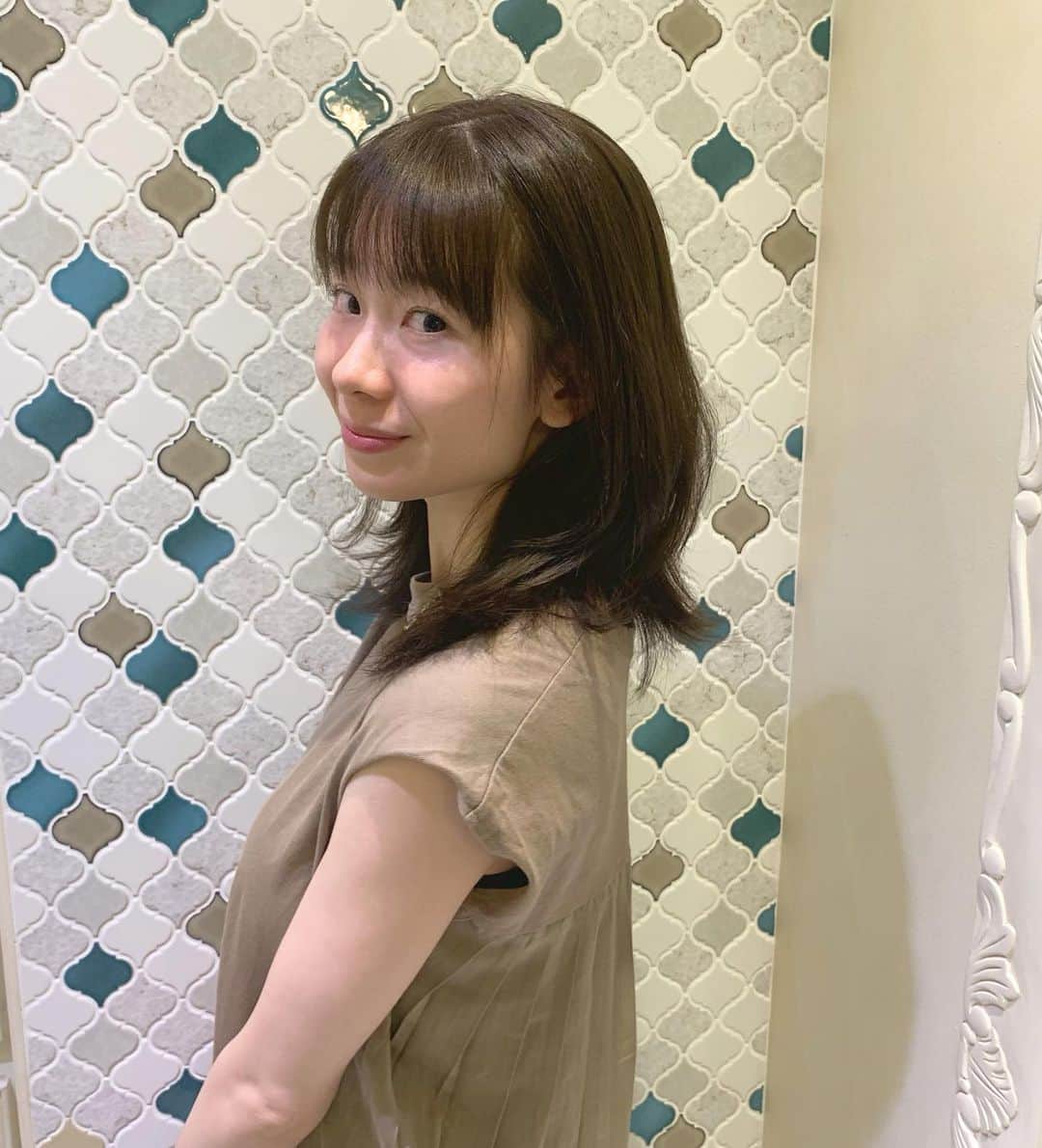 橘花梨のインスタグラム：「数年ぶりの前髪💇‍♀️ 予想外に褒めてくれる方が多くてうれし恥ずかし〜！ 朝の寝癖はすごく面倒臭い！ ⁡ 美容室は10代の時からずーっと同じところに通っています。舞台終わって改めて整えていただいた✌︎ ⁡ ⁡ #前髪 #前髪カット #美容室 #美容院 #イメチェン #ヘアスタイル #ヘアカット #ウルフカット #ウルフボブ #haircut #haircuts #hairstyle #hairstyles #hairsalon #japanesegirl」