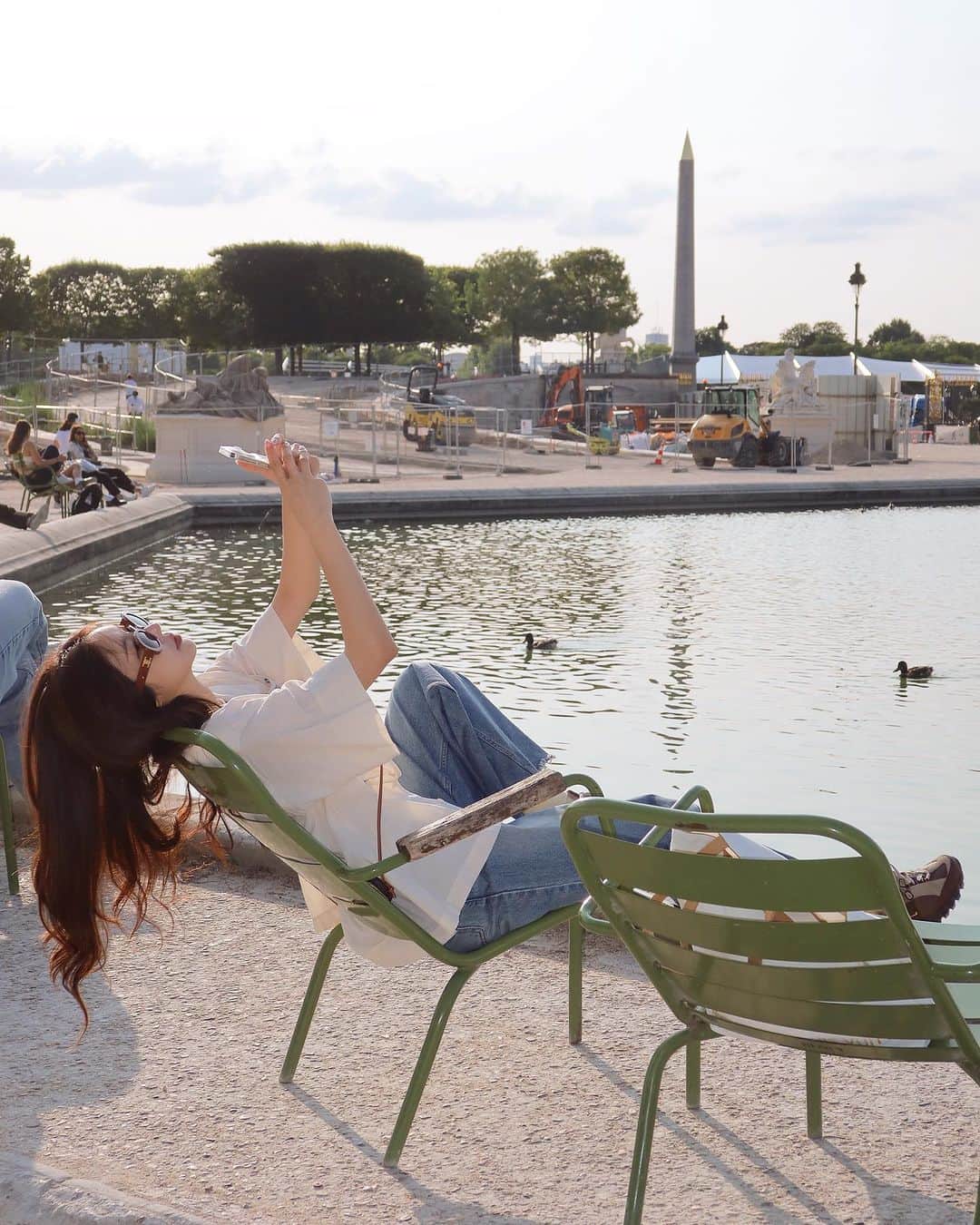 COCO さんのインスタグラム写真 - (COCO Instagram)「여러분~~ 불토인데 뭐하세요 🧚🏻✨ 저는 연못이 있는 공원이면 좋겠네요 (돌아가고 싶다......흑흑) 현실은 지금 삼겹살집🤤 비오는날 Pom미쳤다🌟  #paris #파리」7月15日 0時20分 - rilaccoco
