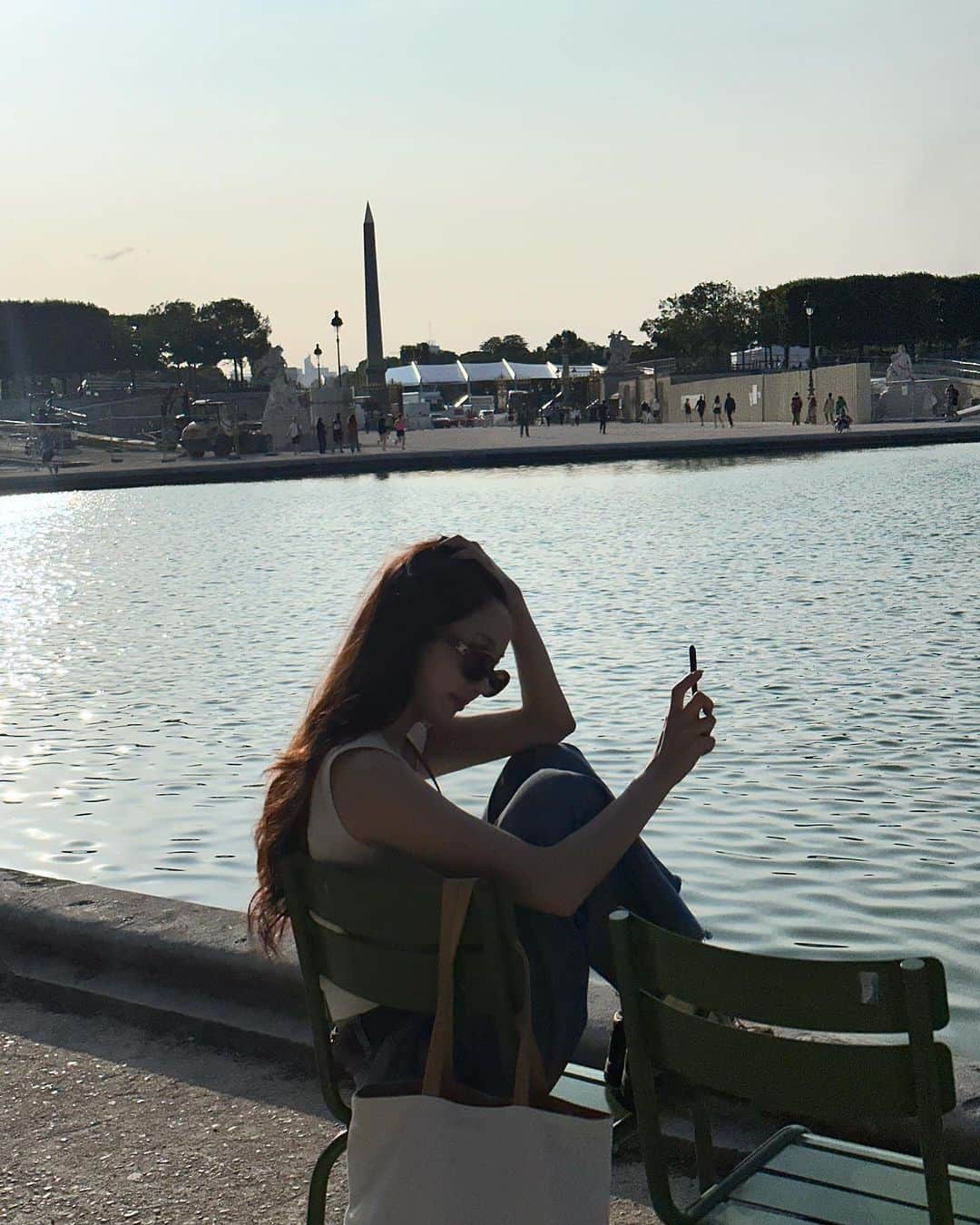 COCO さんのインスタグラム写真 - (COCO Instagram)「여러분~~ 불토인데 뭐하세요 🧚🏻✨ 저는 연못이 있는 공원이면 좋겠네요 (돌아가고 싶다......흑흑) 현실은 지금 삼겹살집🤤 비오는날 Pom미쳤다🌟  #paris #파리」7月15日 0時20分 - rilaccoco