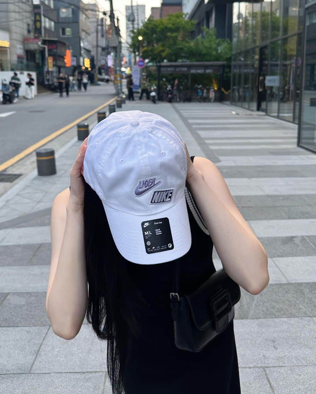 のインスタグラム：「. 韓国でオリジナルのNIKEキャップ作ってきた🧢 . . #korea #trip #korean #koreatravel #한국 #hangug #🇰🇷 #韓国旅行 #韓国 #韓国ファッション #明洞 #명동 #명동맛집 #명동카페 #✈️ #airport #trip #koreatrip #koreafood #model#モデル #黒髪女子 #흑발 #黑发 #머리 #nike #ナイキ #nikeseoul #ナイキ明洞」