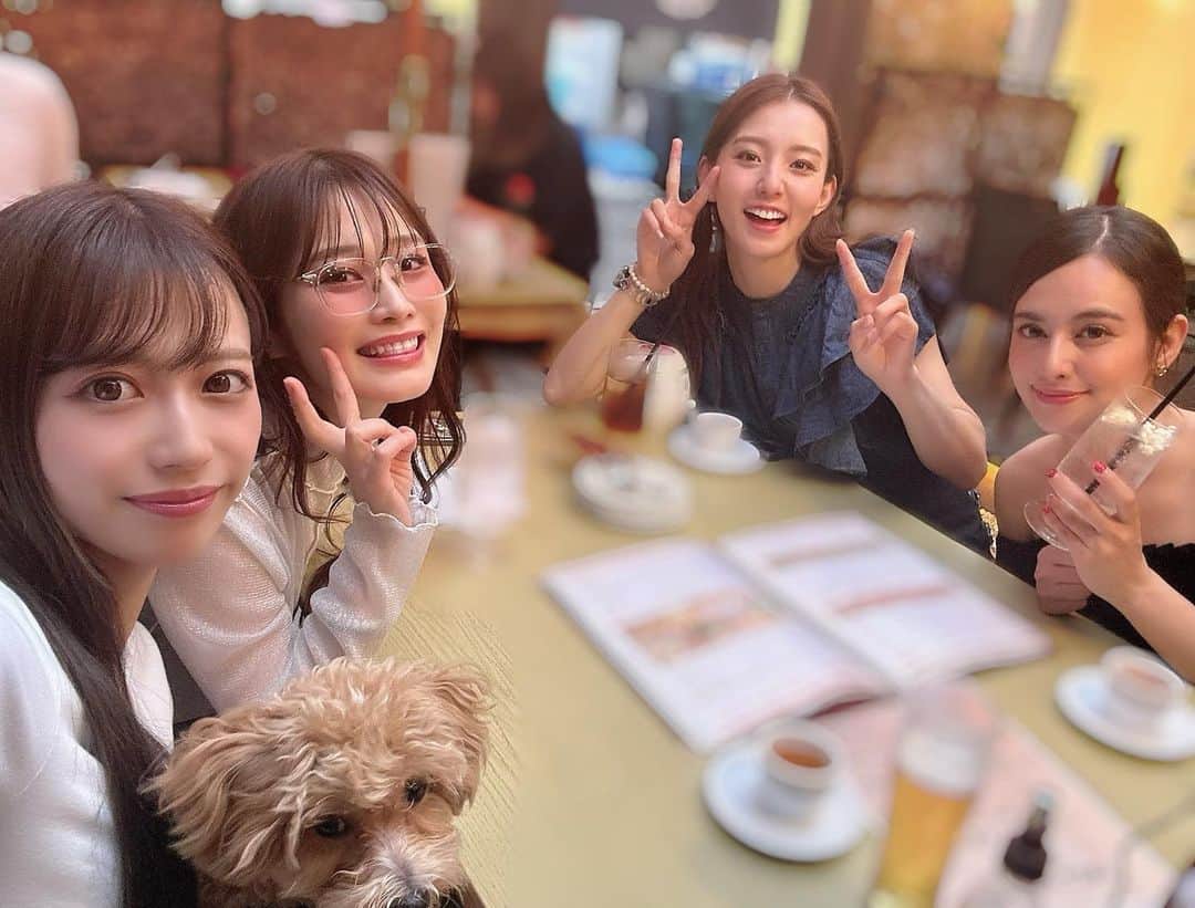 のインスタグラム：「(♡)  みんなの色んな話聞けるの楽しいしモチベーションもとっても上がる😌❁⃘*.ﾟ  たわいもない話でずっと笑ってた⸜❤︎⸝‍  リフレッシュさせてくれる素敵な方たち！いつもありがとうございます🙇‍♀️🌸  ペピちゃんも久々に会えて嬉しかったです🫣  凛ちゃん、華音ちゃん、ペピちゃん📸 ハルとも遊んでくれてありがとうございました🐶」