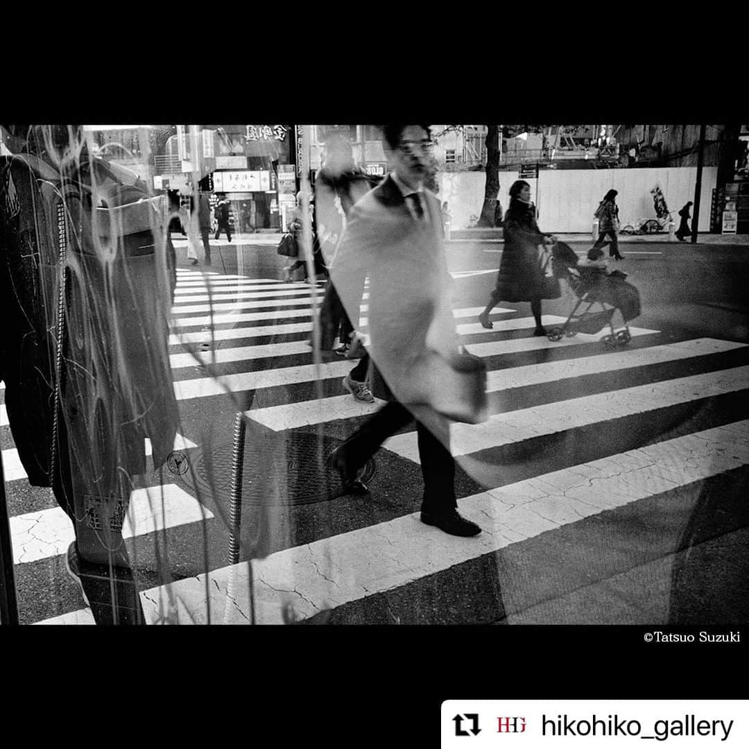 Tatsuo Suzukiのインスタグラム：「#Repost @hikohiko_gallery with @use.repost ・・・ Photo by @tatsuo_suzuki_001  <鈴木 達朗/ Tatsuo Suzuki> VoidTokyo主宰。 2016年、Steidlダミーブックアワードでグランプリを受賞し、2020年Friction/Tokyo StreetがドイツのSteidl社から刊行される。 2019年からは自主企画のTOKYO STREET Zineの刊行を始め、最近Vol.6が発刊され完結した。  ■展示会の詳細 展覧会名：写路 SHARAKU VoidTokyo Exhibition 会期　　：2023年7月18日～7月30日 開催時間：10 : 30～18 : 30(初日14時30分から)(最終日15時迄) 　　　　　月曜定休 会場　　：Hiko Hiko Gallery(ヒコヒコギャラリー) 所在地：中央区銀座4-13-11太田興産銀座M＆Sビル2階 入場料　：500円(税込)(学生無料) アクセス：東銀座駅5番出口より徒歩30秒 7月22日(土)トークショー(16:30 - 18:00) +オープニングレセプション(18:00 - 20:00) 7月29日(土) トークショー 16:30 - 18:00 レセプション参加費： 500円  -----------------------------------------------  VoidTokyoは、紙媒体に残すZineを定期的に刊行することを目的として2017年に設立されました。 当初の目的を現在も主にしつつも国内外からそれが大きな反響を呼び、展示を合わせて行うことも多くなりました。  今回はヒコヒコギャラリーからの招待を頂戴し、ここに現メンバーの写真展「写路」を開催いたします。 各メンバーがそれぞれの視点から捉えた東京を一同に合わせて展示することにより、多角的に東京という世界都市の一端が垣間見えてくるのではないかと期待するものです。  今回の展示では昨年に急逝したメンバー、藤谷弘樹の写真もあり、現在のVoidTokyoの集大成となる写真展を目指しました。  皆さまの目に留まる東京がここにあることを願っております。  VoidTokyo一同  -----------------------------------------------  #ギャラリー #アートギャラリー #レンタルギャラリー #銀座 #ginza #ginzatokyo #exhibition #artexhibition  #美術館 #展覧会 #museum #東銀座 #歌舞伎座」