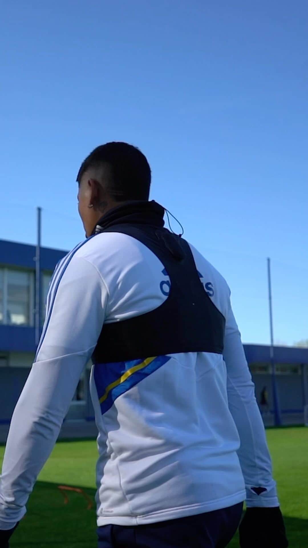 マルコス・ロホのインスタグラム：「Estamos de vuelta en casa 💙💛💙 @bocajrsoficial」