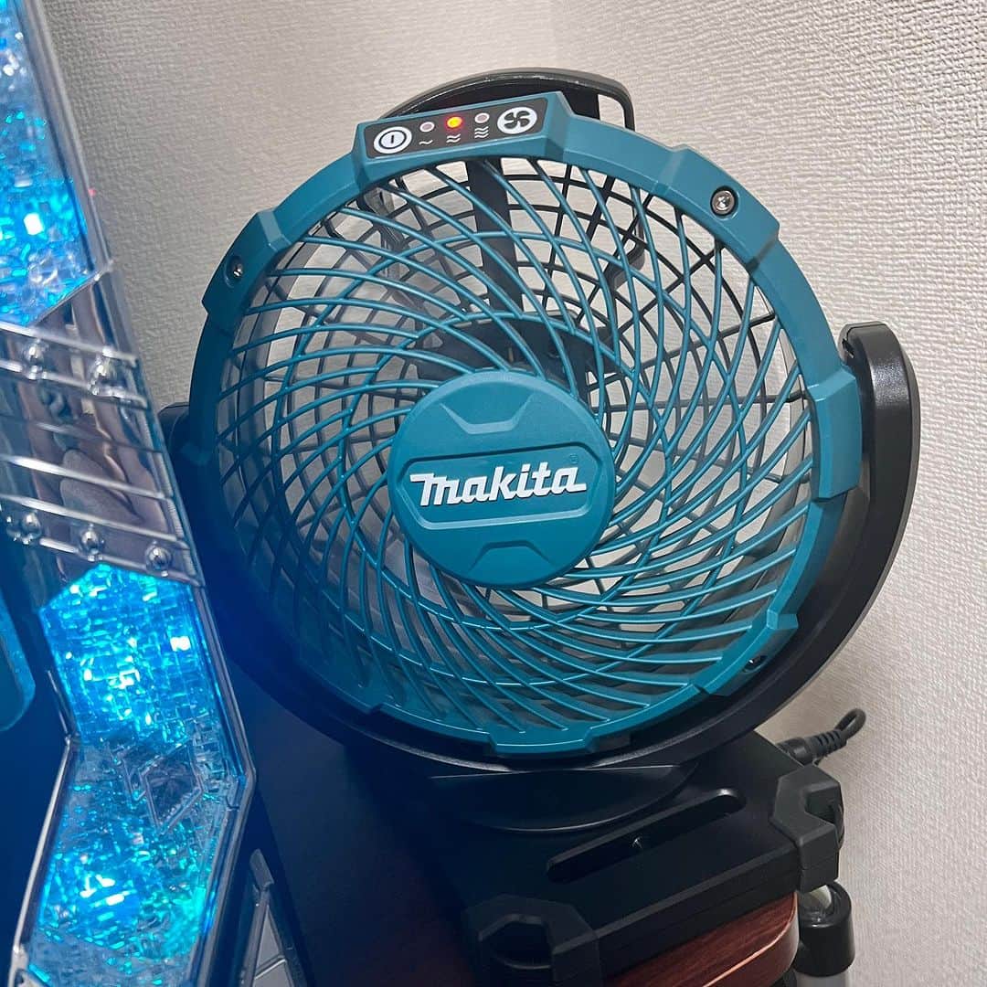 七瀬さくらさんのインスタグラム写真 - (七瀬さくらInstagram)「あの「makita」のファンでこの夏を乗り切れ❕  makitaの小型充電式ファン。 小型と言ってもテーブルの上に置くとかなり大きく感じる。 後ろにフックがついてるので、車にかけて使ってる人も多い印象🚗³₃  マキタのバッテリーをもちろん使うことが出来るので、外に持っていくのにも便利。  ACアダプターも使えるので家の中でも使えます🏠 （我が家に届いた商品はACアダプターが接触不良でした。皆も購入時の点検は怠らないようにね！※投稿の写真は接触が良くなるようにガチガチに固定してます）  PR @kouguya_eiti #マキタ #ファン #ミニ扇風機 #小型扇風機 #充電式扇風機」7月15日 0時44分 - 739ra