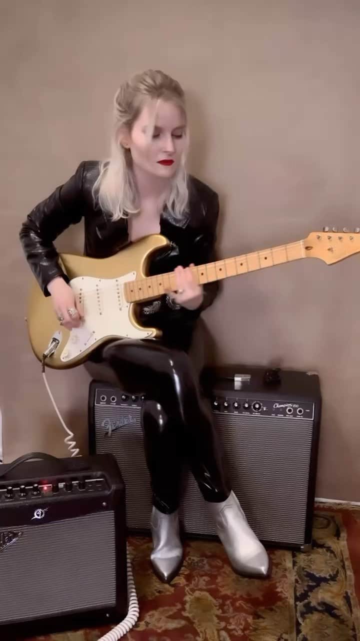 Fender Guitarのインスタグラム：「Sweet solo alert! 🎸 Sit down with @joanamedon as she jams out with her Gold Strat and Fender Mustang amp.」