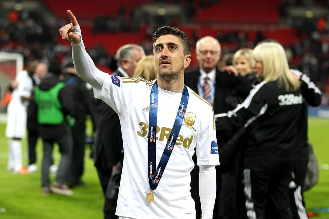 スウォンジー・シティAFCさんのインスタグラム写真 - (スウォンジー・シティAFCInstagram)「Wishing Pablo Hernandez all the best in his retirement 🖤🤍」7月15日 0時59分 - swansofficial