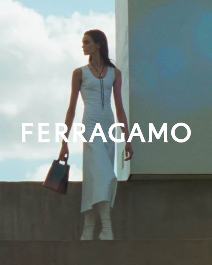サルヴァトーレ・フェラガモのインスタグラム：「TWISTED ESSENTIALS WITH A MODERN EASE. #FERRAGAMOPF23」