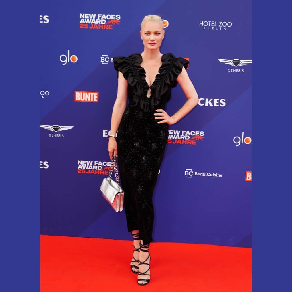 フランツィスカ・クヌッペのインスタグラム：「Last night at th @bunte_newfaces Style Awards. I had the honor to give the young style icon award to @milenatscharntke. ♥️💋✨ Thanks to @bunte_magazin for a lovely evening. #wiw @kiliankerner_ #dress @prada #bag  #buntenewfaces #icon #style #fashion #enjoylife #everysecond Photo @sabine_brauer_photos」