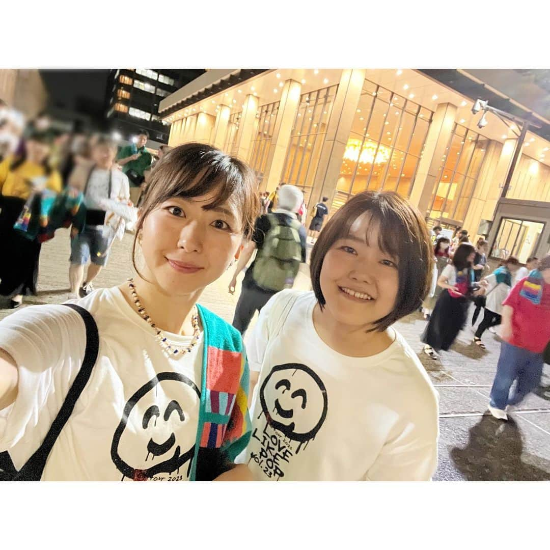 二見夕貴さんのインスタグラム写真 - (二見夕貴Instagram)「. 2023.06.25 ------------------------- Love Like Pop vol.23 aiko ✳︎ NHKホール Day 2 -------------------------  少し間が空いてしまったので 今回のれぽは簡潔に( ´･ω･ )☆  -  マスクなし解禁！全力声出し復活！ 銀テ復活！！！🎉歓喜😍  aikoのLiveはこうじゃなきゃー😍！！ MCでファンとの掛け合いに笑って ぶっ倒れそうになるくらいの愛を叫んで aikoを帰らせないのやらなきゃー😂💓 楽しくて幸せ感じまくった🫶🏻🫶🏻 座席もね！めちゃ近かった！！ NHKホールで1階席初だったかも！♡ 銀テこんもり降ってきた😂😂  新旧織り交ぜた嬉しいセトリに ホール公演恒例の弾き語り、( ←沁みた ) ホール公演なのにLLR並みの体力使った 楽しすぎるLiveだった😂💕 トリプルアンコールでも なんだか身体軽くてめちゃ跳んでた！笑  aiko5年振りのNHKホール公演だったみたい！ 終演後同じ場所で銀テ持って撮った☺️ こんもり降ってきたやつは 2階席3階席のひとたちのために ロビーに持ってってスロープに掛けたら 通りすがりのみんな喜んでくれた☺️ わたしもNHKホールは3階席が多くて 分けてもらってきたから このやり取りは前席の務めだと思ってる😎✨  その場だけの関わりだとしても ファン同士思いやれるのすき🫶🏻  ---  ▷ランチは初の将軍バーガー🍔 ミニバーガーをシェアしたけど ポテトおかわりしちゃったから 結局お腹苦しくなった😂  ▷ディナーはお気に入りgoo italiano🇮🇹 冷菜にムール貝、メインはラム😍 パスタまにあが楽しめるお店🫶🏻  コロナ禍Live誘いづらくて ずっとぼっち参戦だったから Live終わりに乾杯できるの幸だった🥰  #aiko #LLP23 #LoveLikePop23 #荒れた唇は恋を失くす #NHKホール #銀テープ #aikoジャンキー #渋谷グルメ #shibuya」7月15日 1時09分 - yyyuki___