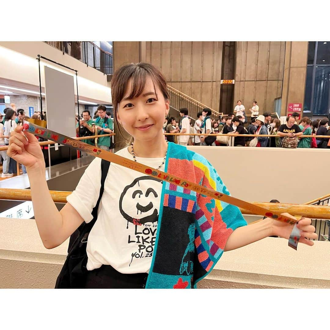 二見夕貴さんのインスタグラム写真 - (二見夕貴Instagram)「. 2023.06.25 ------------------------- Love Like Pop vol.23 aiko ✳︎ NHKホール Day 2 -------------------------  少し間が空いてしまったので 今回のれぽは簡潔に( ´･ω･ )☆  -  マスクなし解禁！全力声出し復活！ 銀テ復活！！！🎉歓喜😍  aikoのLiveはこうじゃなきゃー😍！！ MCでファンとの掛け合いに笑って ぶっ倒れそうになるくらいの愛を叫んで aikoを帰らせないのやらなきゃー😂💓 楽しくて幸せ感じまくった🫶🏻🫶🏻 座席もね！めちゃ近かった！！ NHKホールで1階席初だったかも！♡ 銀テこんもり降ってきた😂😂  新旧織り交ぜた嬉しいセトリに ホール公演恒例の弾き語り、( ←沁みた ) ホール公演なのにLLR並みの体力使った 楽しすぎるLiveだった😂💕 トリプルアンコールでも なんだか身体軽くてめちゃ跳んでた！笑  aiko5年振りのNHKホール公演だったみたい！ 終演後同じ場所で銀テ持って撮った☺️ こんもり降ってきたやつは 2階席3階席のひとたちのために ロビーに持ってってスロープに掛けたら 通りすがりのみんな喜んでくれた☺️ わたしもNHKホールは3階席が多くて 分けてもらってきたから このやり取りは前席の務めだと思ってる😎✨  その場だけの関わりだとしても ファン同士思いやれるのすき🫶🏻  ---  ▷ランチは初の将軍バーガー🍔 ミニバーガーをシェアしたけど ポテトおかわりしちゃったから 結局お腹苦しくなった😂  ▷ディナーはお気に入りgoo italiano🇮🇹 冷菜にムール貝、メインはラム😍 パスタまにあが楽しめるお店🫶🏻  コロナ禍Live誘いづらくて ずっとぼっち参戦だったから Live終わりに乾杯できるの幸だった🥰  #aiko #LLP23 #LoveLikePop23 #荒れた唇は恋を失くす #NHKホール #銀テープ #aikoジャンキー #渋谷グルメ #shibuya」7月15日 1時09分 - yyyuki___