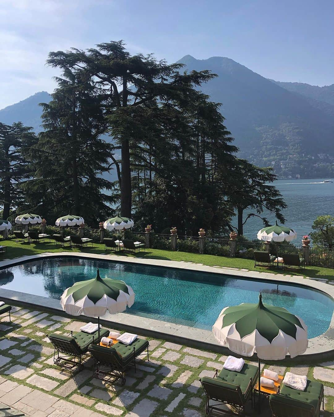 イモージェン・ケアンズのインスタグラム：「Nestled in the mountains of moltrasio A lake side dream 🇮🇹 #lakecomo #passalacqualakecomo @passalacqualakecomo #italy #dreamdestination #luxurytravel #moltrasio」