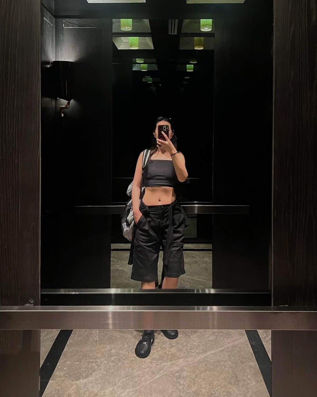 のインスタグラム：「🖤  日本じゃこんなお腹出して歩けない。 海外平気あるある笑  出さなくなるとお肉付くよね。  もうちょっとお腹絞りたい‼︎って 毎年言ってる気がする。  pilatesちゃんと始めたいなぁ〜 英会話も韓国語も習いたいって… もう上半期終わった。  下半期、行動に移そう。 みんなしいたけさん読んだ？🍄」