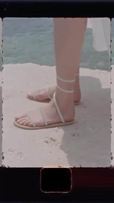 アンシャングリークのインスタグラム：「Sounds of summer 🐚  #ancientgreeksandals #ags #handmadeingreece #greece #sandals」