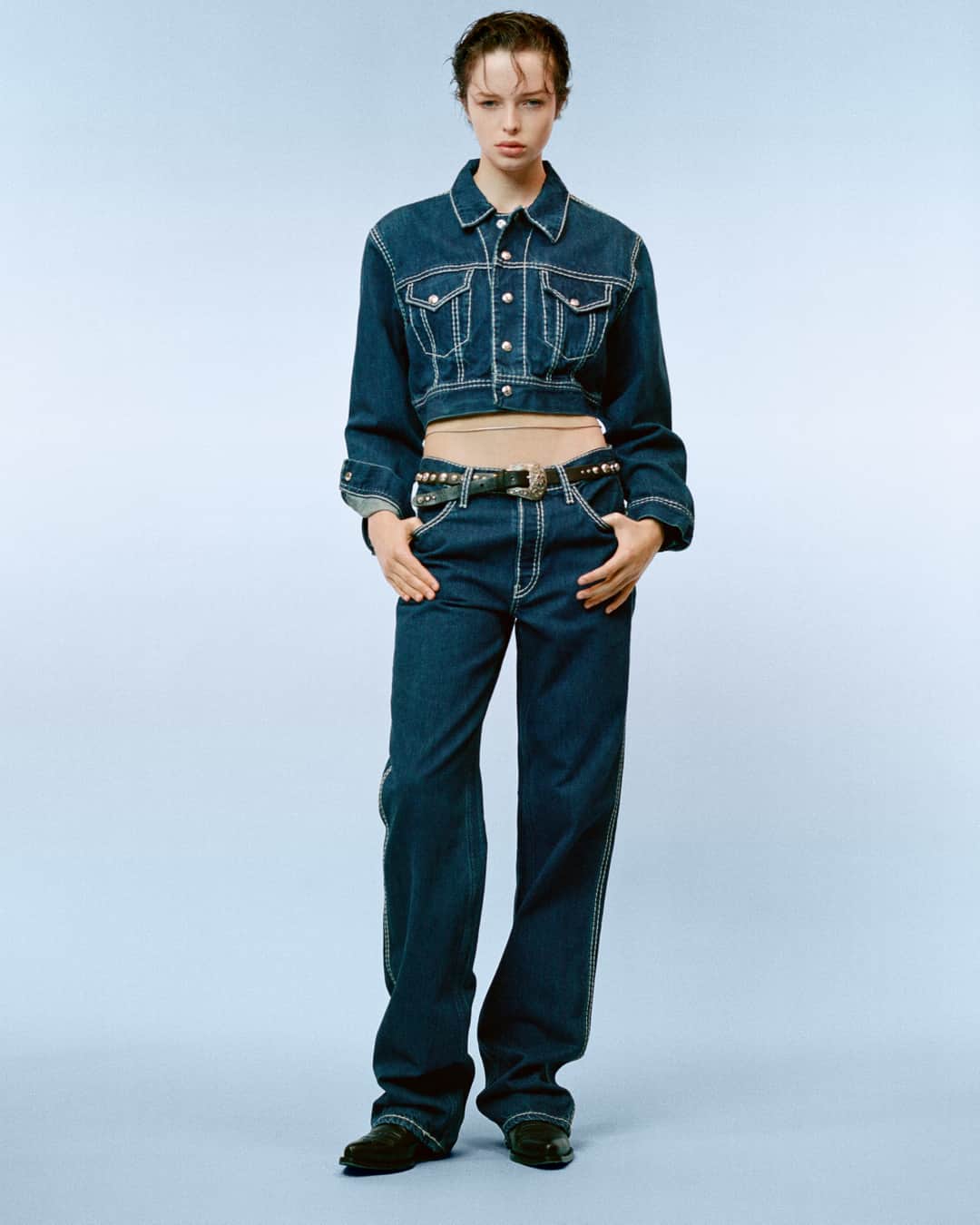RE/DONEのインスタグラム：「The Loose Long and Cropped Denim Trucker updated for Summer with chunky white stitching #glit ⠀⠀⠀⠀⠀⠀⠀⠀⠀ ⠀⠀⠀⠀⠀⠀⠀⠀⠀ Talent: @cassadyclover​​​​​​​​⠀⠀⠀⠀⠀⠀⠀⠀⠀ Photographer: @vitofernicola​​​​​​​​​​​​​​​​​​​​​​​⠀⠀⠀⠀⠀⠀⠀⠀⠀ Creative Agency: @ljbtnstudio​​​​​​​​​​​​​​​​​​​​​​​​⠀⠀⠀⠀⠀⠀⠀⠀⠀ Stylist: @lolitajacobs​​​​​​​​​​​​​​​​a​​​​​​​​⠀⠀⠀⠀⠀⠀⠀⠀⠀ Makeup: @_celinemartin_​​​​​​​​​​​​​​​​​​​​​​​​⠀⠀⠀⠀⠀⠀⠀⠀⠀ Hair stylist: @louisghewy​​​​​​​​⠀⠀⠀⠀⠀⠀⠀⠀⠀ Set designer: @nico.lall​​​​​​​​⠀⠀⠀⠀⠀⠀⠀⠀⠀ Production: @arthuretphilippine」