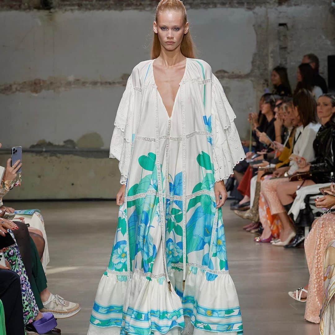 のインスタグラム：「Un air de Moustique * A tune of Mustique Island  #LeonardParisSS23 #SpringSummer23 #SS23 #GeorgLux #inspiration」