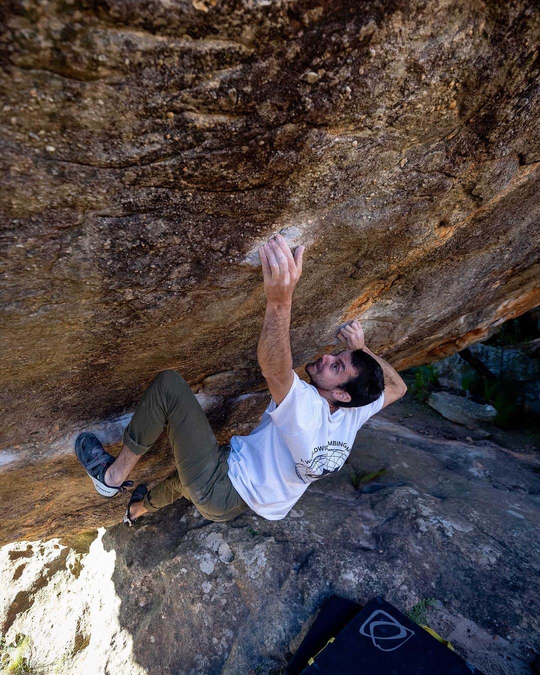 ポール・ロビンソンのインスタグラム：「Psyched to make the flash of, “Light Saber,” 8A/V11 the other day up at road crew. Chill fun moves through the bottom leads to this lock off to a pinch and dyno crossover of a massive jug. Fun unique movement on this one! #bouldering photo: @frank__decaro」