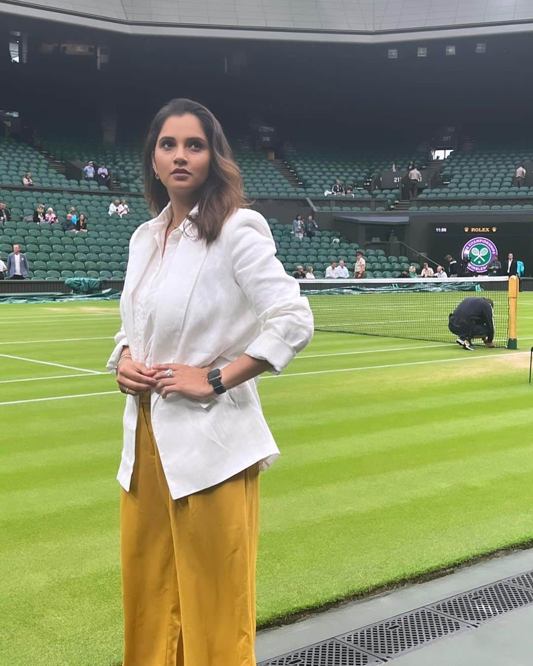 サニア・ミルザのインスタグラム：「The pristine @wimbledon center court on the men’s semis finals day was ready for some history to be made 🍓☔️ 🎾 🍿」