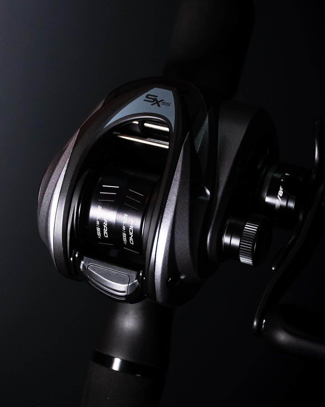 アブガルシアさんのインスタグラム写真 - (アブガルシアInstagram)「Introducing the Revo SX-SS. Designed for skipping & pitching, the Revo SX-SS features a shallow spool design for smooth, easy skipping and pitching around docks, thick cover, you name it. A high speed 8.1:1 gear ratio + 22lbs of Carbon Matrix drag offers plenty of power & torque for wherever you need to catch them. Find it in store & online this Fall👀  #icast2023 #abugarcia #fishtowin #fishing #bassfishing #revo」7月15日 1時29分 - abugarcia_fishing