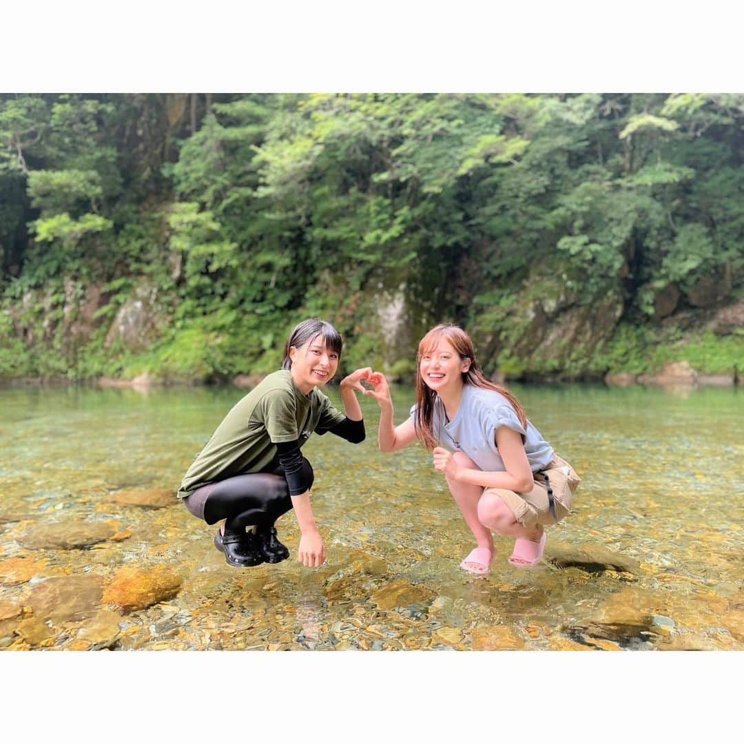 森夏美のインスタグラム：「.  ソロキャンパー養成塾 シーズン6🏕 きょう15日（土）の19時に、 無料配信サービスロキポで先行配信はじまります！ （YouTubeは一週遅れで配信🌟）  透明感のあるエメラルドグリーンが美しい、 岐阜県の板取川へ🌿  水面に浮いているような不思議な写真、 合成に見えますよね！？でも、違うんですよーーっ🤭  配信ぜひご覧ください🤍  #さばいどる🏝かほなん #キャンプ女子  #ソロキャンパー #岐阜キャンプ #板取川  #東海テレビ #アナウンサー #森夏美」