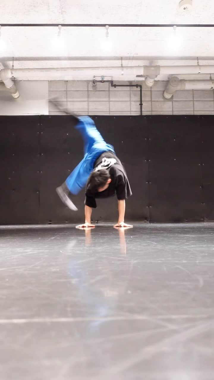 asukaのインスタグラム：「Simple transition demonstration 🔵  Everybody can do this skill 🔥   What do you think?🤔   Lectured by @bboy_asuka   If you can master it, let me know in the comments😉   ↓↓↓↓    #dance #breaking #breakdance #bboy #powermove #powermoves #acrobatics #tricking #parkour #gymnastics #movement #capoeira #ブレイキン #超人」
