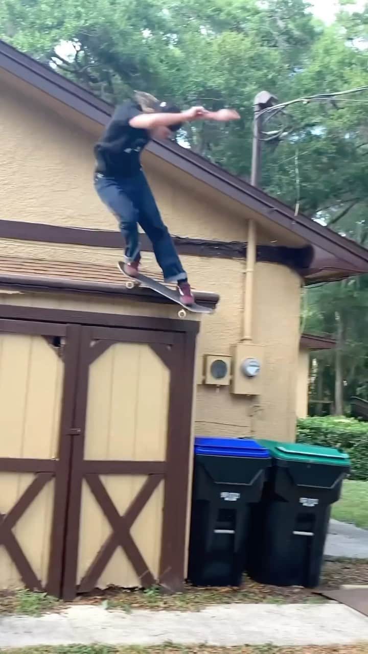 のインスタグラム：「#flashbackfriday to @kanaandern’s Huge Back Smith On the @dernbrothers Shed Roof! #skateboarding #backsmith」