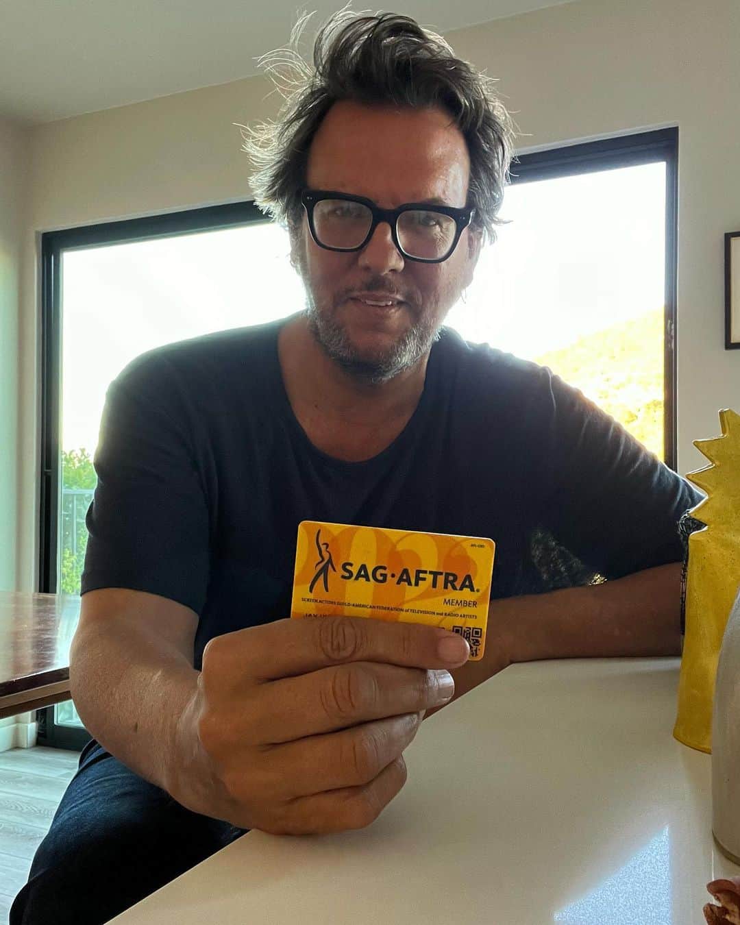 ジェイ・ハガリーのインスタグラム：「✊🏼 I stand in solidarity with my Union and my WGA brothers and sisters - I’m incredibly proud to be an actor today.  The people that make the stuff you love, have to have a shot at a living wage. #resist #sag #wga #unionstrong」