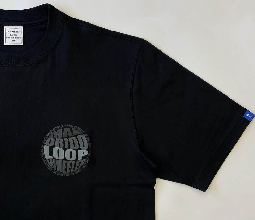 ループウィラーさんのインスタグラム写真 - (ループウィラーInstagram)「. 「LOOPWHEELER for MAX ORIDO RACING Tシャツ」  織戸学さん(@maxorido)の MAX ORIDO RACINGとコラボしましたTシャツを本日より発売致します。 素材はミドルウェイトの30/2コーマ吊り天竺をを使用してパターンはレギュラーフィットで製作しております。 グラフィックを左胸と右袖にいれて、後ろ衿下にはコラボロゴをプリントしています。 また後身頃の右裾部分はMAX ORIDOネームがつきます。  カラーは3カラー展開でホワイトとブラックの2カラーが全店舗共通販売カラーになります。 ＊マリンの1カラーがループウィラー3店舗のみの販売カラーとなります。 MAX ORIDO RACING店舗並びにWebストアでの販売はございませんのでご注意ください。 サイズはS〜XLまでの4サイズ展開で、販売価格は13,200円(税込)となります。 是非ご覧ください。  #maxorido  #loopwheeler #ループウィラー #loopwheelersendagaya  #ループウィラー千駄ヶ谷 #tsuriami #吊り編み #sweat #スウェット」7月15日 11時00分 - loopwheeler_official