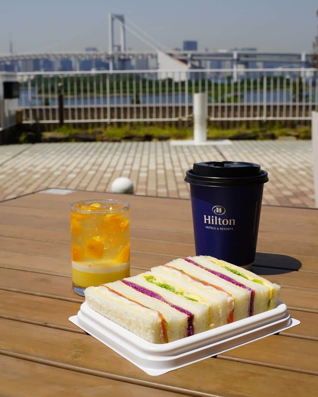 Hilton Tokyo Odaiba ヒルトン東京お台場のインスタグラム：「いよいよ夏休みのシーズン到来⛱️☀️ お子様たちと思いっきり遊んだあとは、「シースケープ　スイーツ&コーヒー」のテイクアウトはいかがでしょうか？  初夏の心地良い風を感じながら、美味しいスイーツとドリンクでほっと一息ついてください🍰🥤  Finally, the season of summer vacation has arrived! After having a fantastic time playing with your children, why not indulge in the delightful takeout treats from "Seascape Sweets & Coffee"?  Immerse yourself in the pleasant breeze of early summer and take a moment to relax with our delectable pastries and refreshing beverages🍰🥤  #ヒルトン東京お台場 #hiltontokyoodaiba」