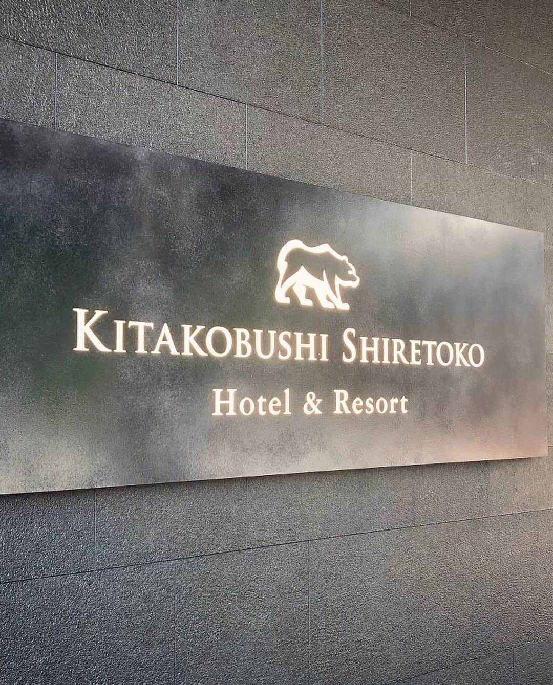 榊山敬代さんのインスタグラム写真 - (榊山敬代Instagram)「🌊�⛰️… ・ つづき  北の国のドライブも そろそろお疲れさま  ということで 今回の宿泊先 へと移動の巻  こちらのエリアは旅館が 多い印象でして個人的に は旅館よりホテル派にて  色々と調べてみましたところ  世界自然遺産・知床にある 大自然に囲まれたリゾート ホテルが気になりまして壮 大なオホーツク海の大パノ ラマを望む豊かな海と山の 幸がたのしめるとのことで こちらの宿泊先をセレクト  1960年開業とのことで 館内は古い名残りもあり ますが代々インテリアな ど新しくリニューアルさ れている背景が感じられ てオーナーさまの挑戦さ れる姿勢を感じたのです が何より印象的なのはス タッフさまお一人お一人 が主人公のように引き立 っていて不思議なおもて　 なしの空気が流れていて まぶしく映るのでした…  画像はロビー階にあります ラウンジなのですが１５時 より色々なドリンクが楽し めましてテラスでは足湯を しながら憩えるカウンター 席もありましてオホーツク 海を眺めながらのビールは なんとも格別でしてカモメ さんのBGMも斬新でした  また温泉から浴衣姿で ビールをグビグビ飲ま れている方もいらっし ゃってオイシイソ〜と おもわずニマニマへと 誘われるひとコマの巻  ちなみにビール グラスは冷蔵庫 でキンキンに冷 やされてるサー ビスでお風呂上 がりに染み入り そうなひとコマ  さてお腹もぺこぺこ にて夕食へとつづく  #取材旅行 #北こぶし知床ホテルリゾート #北海道 #知床 #Hokkaido #ドライブ #ホテル好き #trip #travel #view #旅 #旅行 #自然 #人生 #beer #山 #mountain  #日本の絶景 #日本の景色 #nature #人生タイミング #ご縁 #人生は素晴らしい #人生思い出づくり #最近ついてる  #人生楽しもう #人生一度きり #日本画家 の #外出こんなもん」7月15日 11時00分 - sakakiyamatakayo