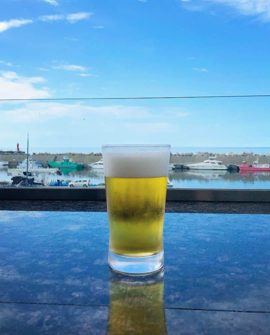 榊山敬代さんのインスタグラム写真 - (榊山敬代Instagram)「🌊�⛰️… ・ つづき  北の国のドライブも そろそろお疲れさま  ということで 今回の宿泊先 へと移動の巻  こちらのエリアは旅館が 多い印象でして個人的に は旅館よりホテル派にて  色々と調べてみましたところ  世界自然遺産・知床にある 大自然に囲まれたリゾート ホテルが気になりまして壮 大なオホーツク海の大パノ ラマを望む豊かな海と山の 幸がたのしめるとのことで こちらの宿泊先をセレクト  1960年開業とのことで 館内は古い名残りもあり ますが代々インテリアな ど新しくリニューアルさ れている背景が感じられ てオーナーさまの挑戦さ れる姿勢を感じたのです が何より印象的なのはス タッフさまお一人お一人 が主人公のように引き立 っていて不思議なおもて　 なしの空気が流れていて まぶしく映るのでした…  画像はロビー階にあります ラウンジなのですが１５時 より色々なドリンクが楽し めましてテラスでは足湯を しながら憩えるカウンター 席もありましてオホーツク 海を眺めながらのビールは なんとも格別でしてカモメ さんのBGMも斬新でした  また温泉から浴衣姿で ビールをグビグビ飲ま れている方もいらっし ゃってオイシイソ〜と おもわずニマニマへと 誘われるひとコマの巻  ちなみにビール グラスは冷蔵庫 でキンキンに冷 やされてるサー ビスでお風呂上 がりに染み入り そうなひとコマ  さてお腹もぺこぺこ にて夕食へとつづく  #取材旅行 #北こぶし知床ホテルリゾート #北海道 #知床 #Hokkaido #ドライブ #ホテル好き #trip #travel #view #旅 #旅行 #自然 #人生 #beer #山 #mountain  #日本の絶景 #日本の景色 #nature #人生タイミング #ご縁 #人生は素晴らしい #人生思い出づくり #最近ついてる  #人生楽しもう #人生一度きり #日本画家 の #外出こんなもん」7月15日 11時00分 - sakakiyamatakayo